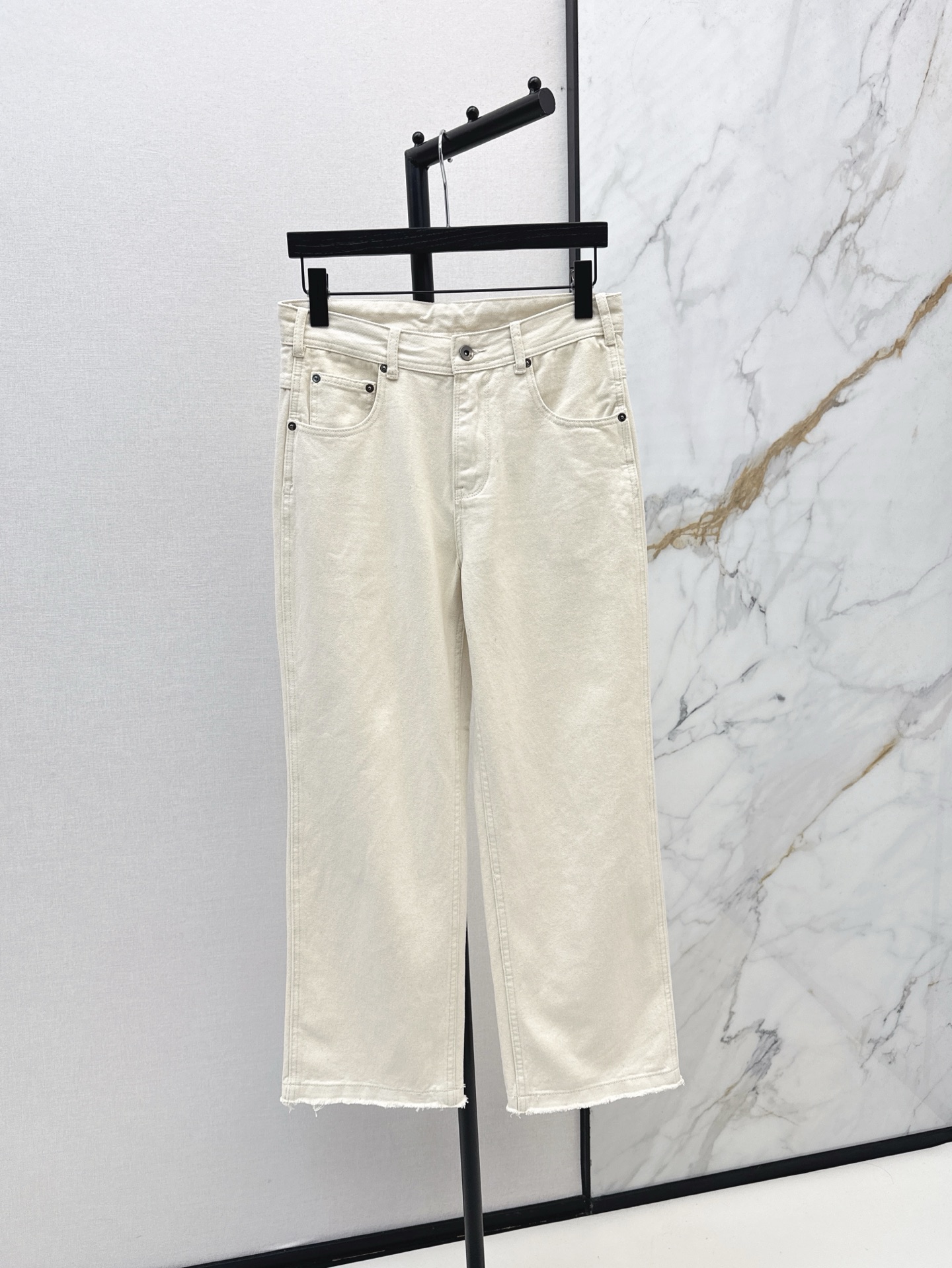 NO:312595,Mm～6 25Ss————The latest high-end high-quality wood-color jeans whisker edge craft design in spring and summer. Excellent mid-high waist pants. Imported raw slurry denim enzyme washing fabric. Excellent texture. Free and casual knight style. Low-key and luxurious design. Excellent casual temperament. Single product. Sm, jeans, alexander wang.19860909Mm～6 25Ss————春夏最新款高级原木色牛仔裤毛须边工艺设计 中高腰裤型超赞 进口原浆牛仔酵素洗水面料 质感超赞 自由随性骑士风 低调奢华设计感超赞 随性气质单品 一色现货发售sm,,jeans,alexander wang,Women's clothing