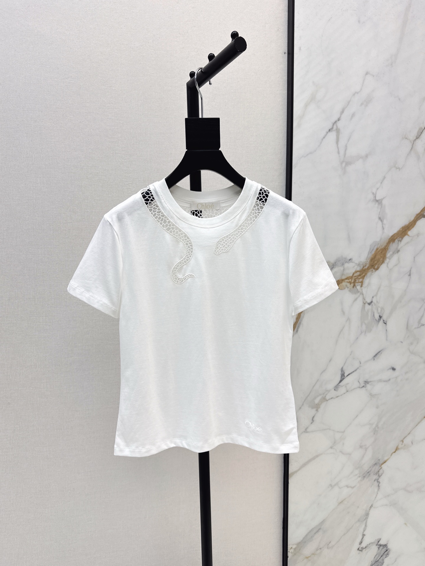 NO:312601,Ch～E 25Ss————The latest limited hollow snake T-shirt in spring and summer. The three-dimensional hollow design is vivid and vivid. The classic version is casual and elegant. The upper body is small and exquisite. It is made of cotton fabric and refreshing and breathable. The brand logo embroidered at the hem. The details are full of super versatile and unscrupulous. Any figure can be controlled. It is both high-end and fashionable and casual and youthful. It is available in stock. SML, tees, t-shirt, alexander wang.19860909Ch～E 25Ss————春夏最新款限定镂空蛇T恤 立体镂空设计图型活灵活现 休闲又不失优雅经典版型上身小巧精致 采用全棉面料清爽透气 下摆处绣有品牌logo点缀 细节感满满 超级百搭不挑人的款 任何身材都可驾驭 既有高级时髦又有休闲青春感 一色现货发售sml,,tees，t-shirt,alexander wang,Women's clothing