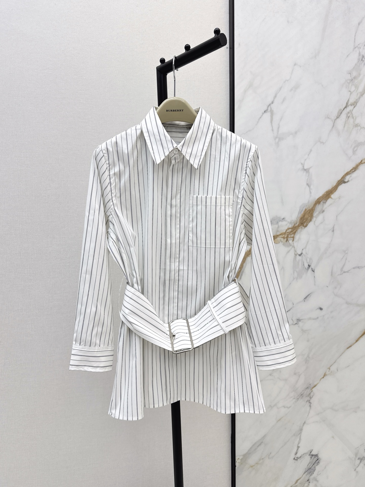 NO:312604,Bur 25Ss————The latest spring and summer tunic striped white shirt with three-dimensional tailoring casual and stylish style, fashionable and handsome waistband, super slim waistband, British neutral style outfit interpretation, comfortable and stylish fabric, one-color spot on sale sm, burberry, shirts, alexander wang19860909Bur 25Ss————春夏最新款束腰条纹白衬衫立体剪裁休闲兼备版型 时髦又帅气 腰封束腰超显瘦 英伦中性风穿搭演绎 面料舒适有型 一色现货发售sm,,burberry,shirts,alexander wang,Women's clothing