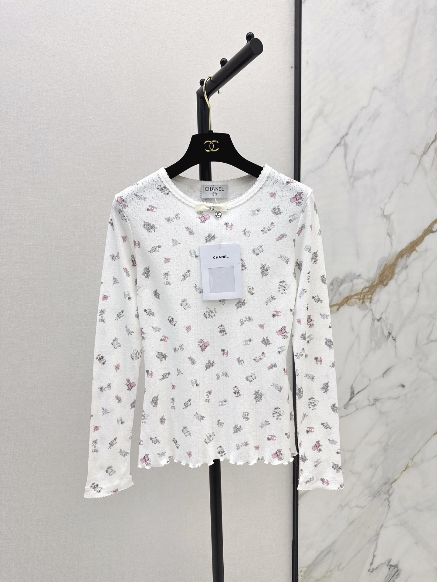 NO:312608,C home 25SS———The latest spring and summer Coco empty pure cotton long-sleeved base shirt with age reduction bow decoration slim fit style versatile and versatile. The upper body is super slim. It looks super good when worn alone. The shape-mouthed pure cotton texture is super comfortable. The round neck style is huge and slim. Simple and elegant and advanced. A must-have for white and rich beauty. One-color spot-on sml, chanel, alexander wang19860909C家 25SS———春夏最新款Coco缕空纯棉长袖打底衫减龄蝴蝶结装饰修身版型万能百搭 上身超显瘦 单穿做内搭搭配都超级好看 形口纯棉质感超舒适 圆领版型上身巨显瘦 简约优雅又高级 白富美必备 一色现货发售sml,,chanel,alexander wang,Women's clothing