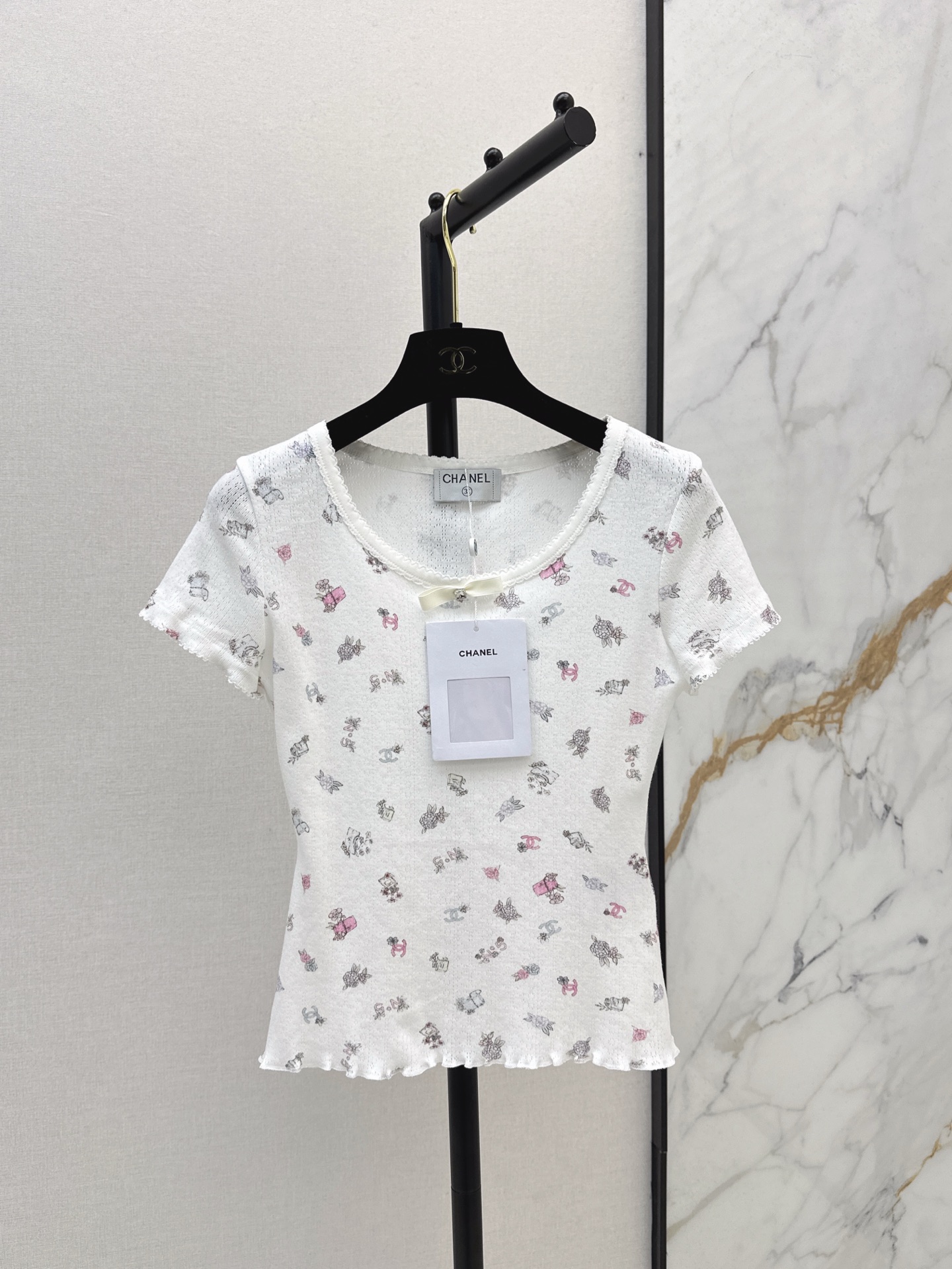 NO:312612,C home 25SS———The latest Coco empty pure cotton short-sleeved base shirt in spring and summer, but age-reducing bow decorative slim fit style, versatile and versatile, the upper body is super slim, the inner wear is super beautiful, the shape-mouth pure cotton texture is super comfortable, the round neck style is huge and slim, simple, elegant and advanced, must-have white and rich beauty, two colors are available in stock, sml, chanel, T-shirt, alexander wang19860909C家 25SS———春夏最新款Coco缕空纯棉短袖打底衫减龄蝴蝶结装饰修身版型万能百搭 上身超显瘦 单穿做内搭搭配都超级好看 形口纯棉质感超舒适 圆领版型上身巨显瘦 简约优雅又高级 白富美必备 两色现货发售sml,,chanel,T-shirt,alexander wang,Women's clothing