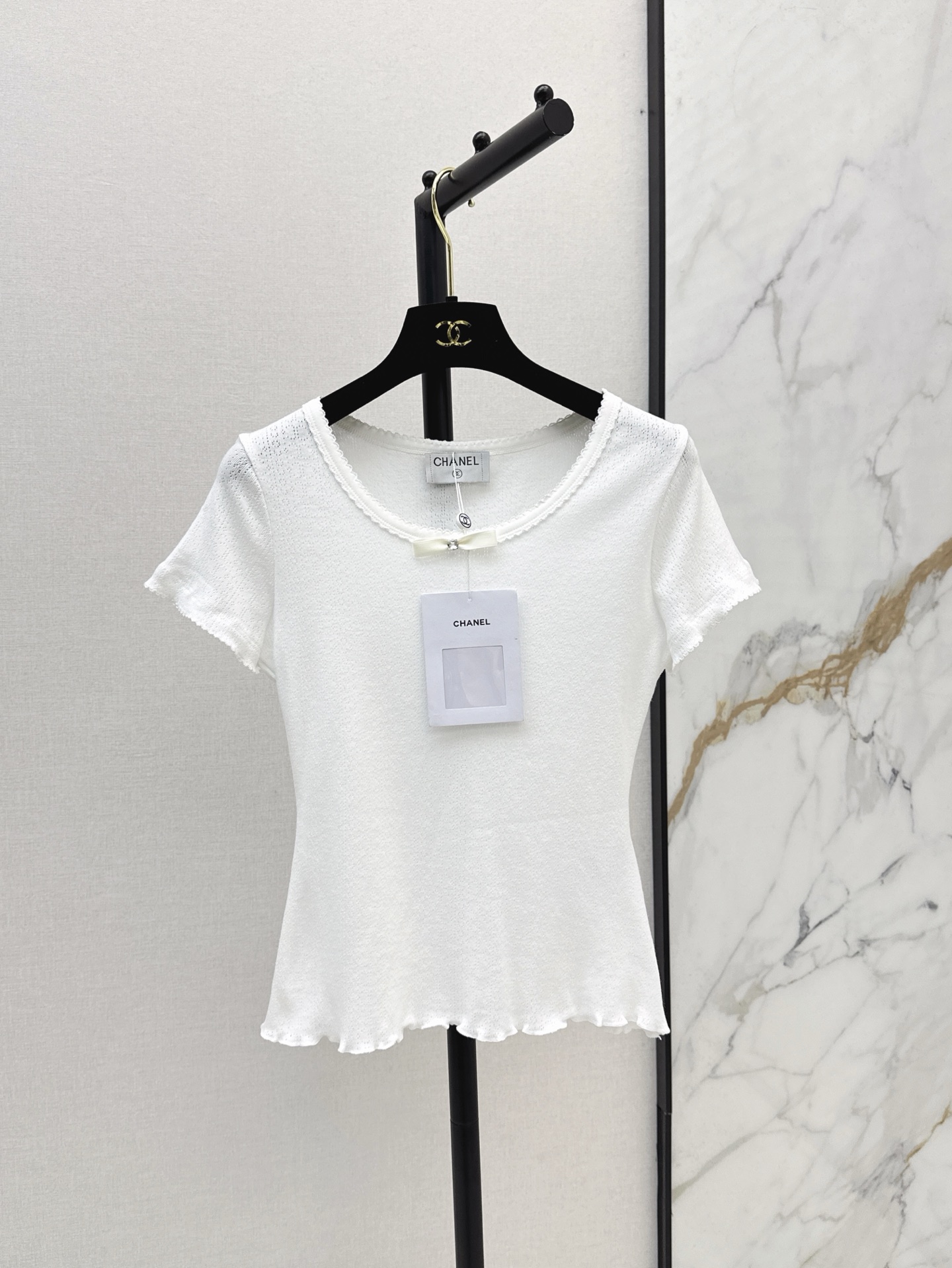 NO:312614,C home 25SS———The latest Coco empty pure cotton short-sleeved base shirt in spring and summer, age-reducing bow decorative slim fit style, versatile, versatile, super slim upper body, super beautiful, single-fitting, pure cotton texture, super comfortable round neck style, huge slim upper body, simple, elegant and high-end, must-have white and rich beauty, two colors are available in stock, sm, chanel, T-shirt, alexander wang19860909C家 25SS———春夏最新款Coco缕空纯棉短袖打底衫减龄蝴蝶结装饰修身版型万能百搭 上身超显瘦 单穿做内搭搭配都超级好看 形口纯棉质感超舒适 圆领版型上身巨显瘦 简约优雅又高级 白富美必备 两色现货发售sm,,chanel,T-shirt,alexander wang,Women's clothing