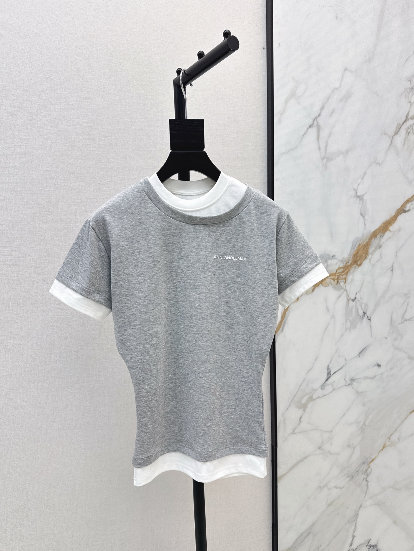 NO:312580,Fashionable niche design 25Ss————The latest spring and summer letter printed neckline irregular short-sleeved T-shirt. The contrasting color fake two-piece design is super personalized. The layering effect is particularly good. The style is just right and it looks slim. It is easy to wear and look durable and versatile. The fabric is soft and comfortable. The upper body is slim and slim. It is very necessary for daily wear. The must-have model for everyone. One color is available in stock. SML, T-shirt,tees, t-shirt,alexander wang19860909时髦小众设计 25Ss————春夏最新款字母印花领口不规则短袖T恤 撞色假两件设计超个性 有种叠穿的效果特别好看 版型恰到好处非常显瘦 好穿耐看又百搭 面料柔软舒适上身修身显瘦 日常穿搭太需要了 人手必备款 一色现货发售sml,,T-shirt,tees，t-shirt,alexander wang,Women's clothing