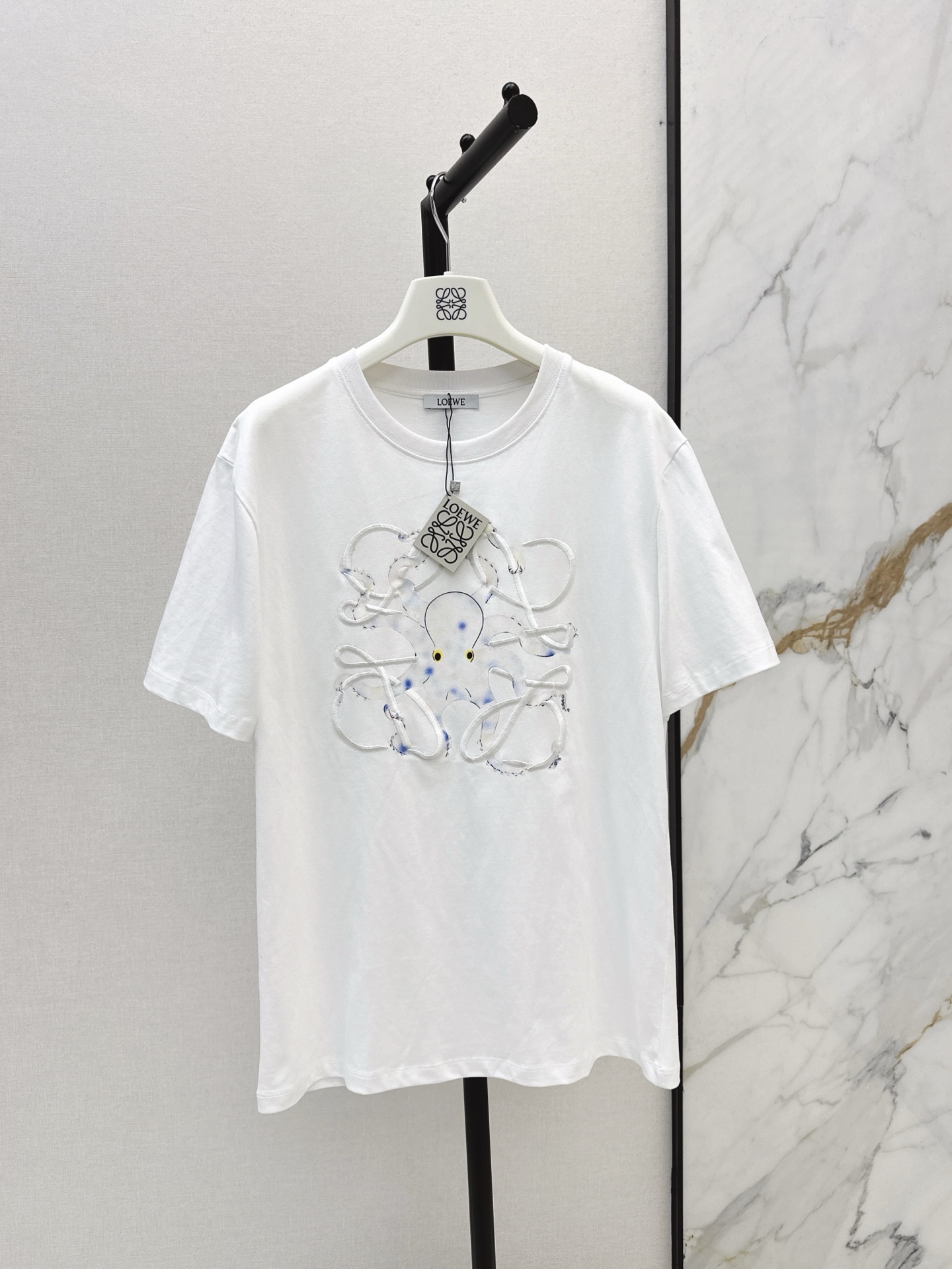 NO:313178,Loe 25Ss————The latest spring and summer octopus printed short-sleeved T-shirt with octopus printed on the chest octopus printed on the chest octopus printed on the logo, the fabric is soft, comfortable and easy to wear and look durable and versatile. The same style for men and women. A must-have for summer travel and leisure. Two colors closed eyes. Two colors are available for sale in stock. sml, loewe, T-shirt,tees, t-shirt,alexander wang19860909Loe 25Ss————春夏最新款八爪鱼印花刺绣短袖T恤 胸前八爪鱼印花图案 搭配标志性刺绣徽标装饰 面料柔软舒适好穿耐看又百搭 男女同款哦 夏日出行休闲必备款 两色闭眼入 两色现货发售sml,,loewe,T-shirt,tees，t-shirt,alexander wang,Women's clothing