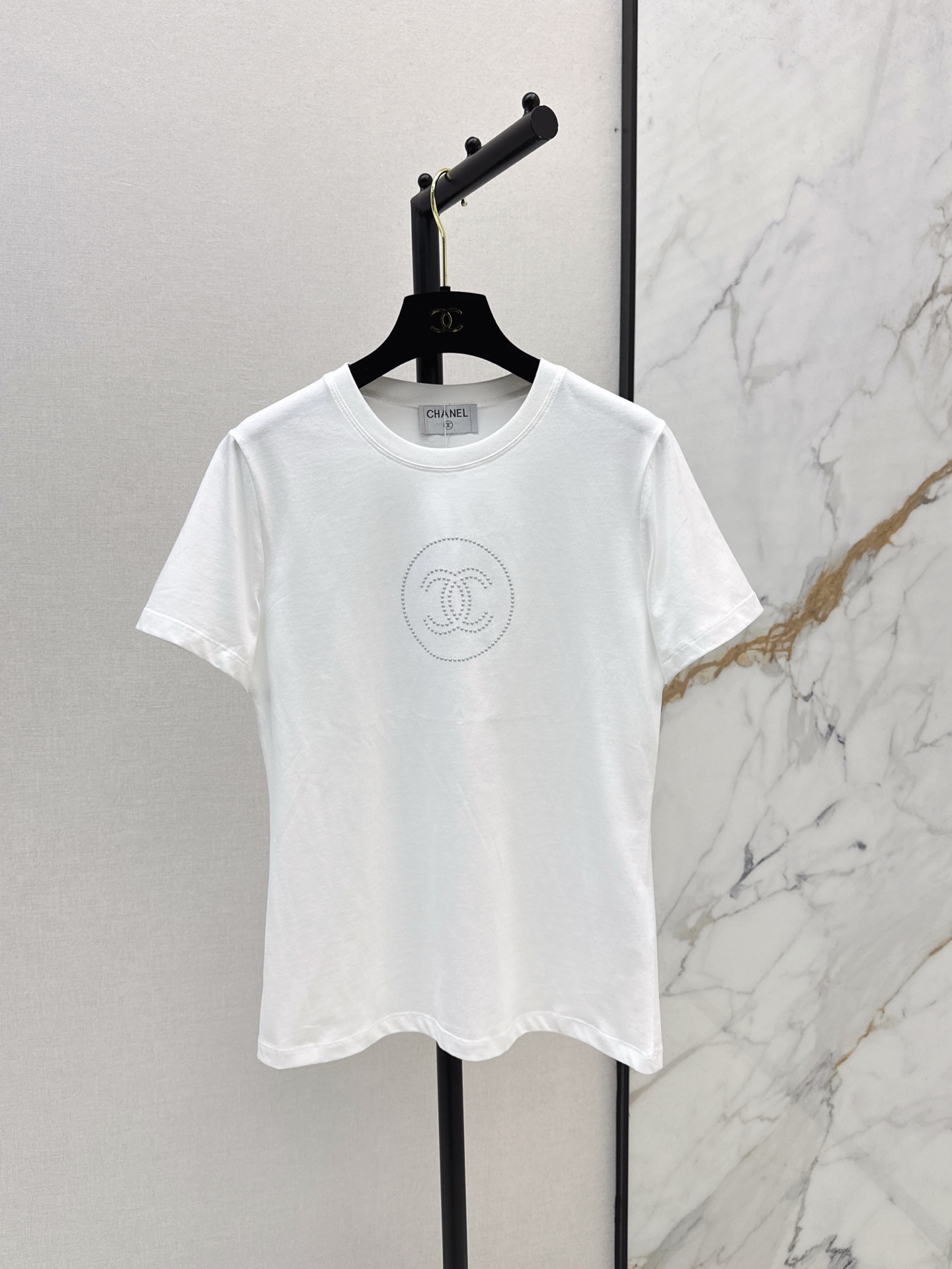 NO:312596,C home 25Ss———The latest spring and summer small-scent logo Liu Ding pattern short-sleeved T-shirt. The fabric is soft and comfortable. The upper body is slim and slim. It is versatile and elegant and easy to wear. Fresh and simple outfits are really a must-have for daily outfits. Summer travel and leisure must-haves. Two-color spot-on sml, chanel, T-shirt, tees, t-shirt, alexander wang19860909C家 25Ss———春夏最新款小香logo柳丁图案短袖T恤 面料柔软舒适 版型上身修身显瘦 百搭大气又好穿 清新简约的穿搭真的很爱 日常穿搭太需要了 夏日出行休闲必备款 两色现货发售sml,,chanel,T-shirt,tees，t-shirt,alexander wang,Women's clothing