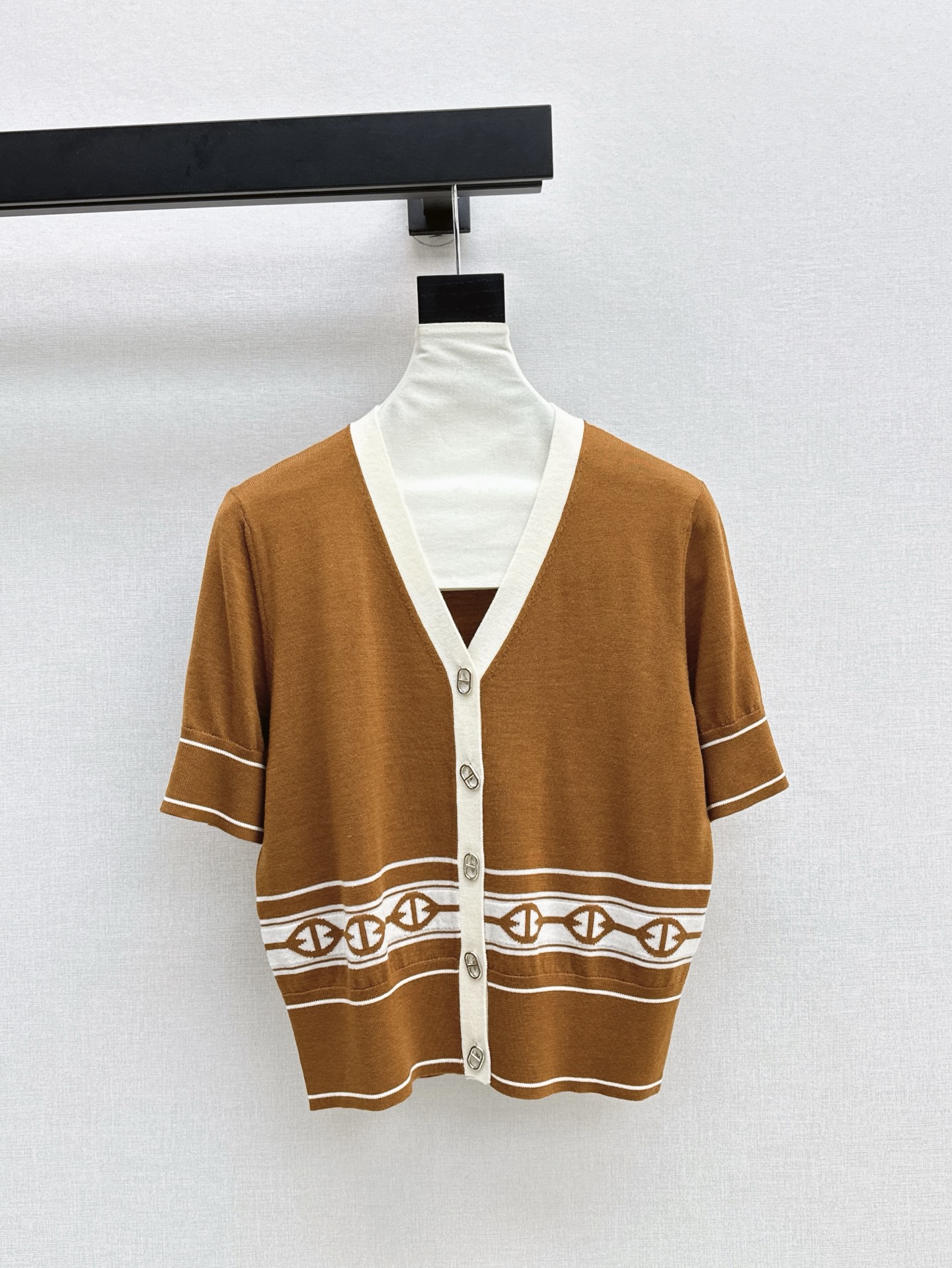 NO:335034,Her 25Ss———The latest classic V-neck wool short-sleeved cardigan in spring and summer, 100% fine wool knitted fabric, quality control is required, high-end color matching, fully positioned pig nose pattern, jacquard pattern, fashionable and generous, classic style is not picky about people, looking slim and versatile, and highly recommend your own style!  Customized pig nose metal buckle, details plus points, two colors for sale in stock, T-shirt, alexander wang19860909Her 25Ss————春夏最新款经典V领羊毛短袖开衫百分百精细羊毛针织面料 品质控必入 高级配色全定位猪鼻子图案提花工艺图案时髦大方 经典版型不挑人上身显瘦又百搭 强烈推荐自留款！定制猪鼻子金属扣 细节加分 两色现货发售sml,,T-shirt,alexander wang,Women's clothing