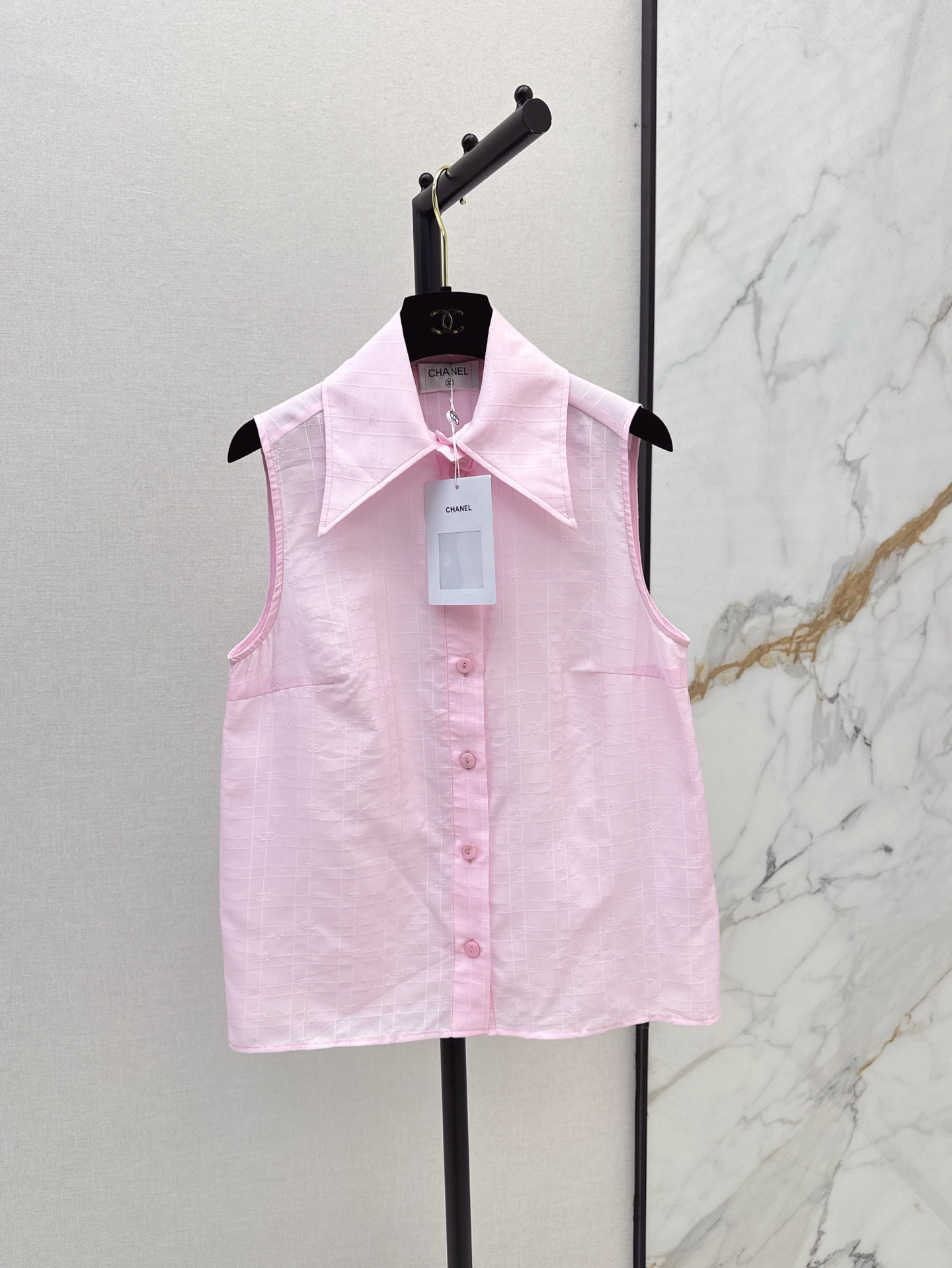 NO:312588,C home 25Ss————The latest French simple sleeveless shirt in spring and summer, original development logo plaid jacquard craft silk cotton fabric, light and texture, excellent temperament, pointed lapel H-style fashionable and age-reducing, super slim and versatile upper body, white and rich beauty must enter high-end fashionable and versatile single product, two colors are available for sale sml 9,,chanel,shirts,alexander wang19860909C家 25Ss————春夏最新款法式简约无袖衬衫原版开发logo格纹提花工艺丝绵面料 轻薄质感超赞 气质尖头翻领H版型时髦减龄 上身超显瘦百搭不挑人 白富美必入高级时髦百搭单品 两色现货发售sml 9,,chanel,shirts,alexander wang,Women's clothing