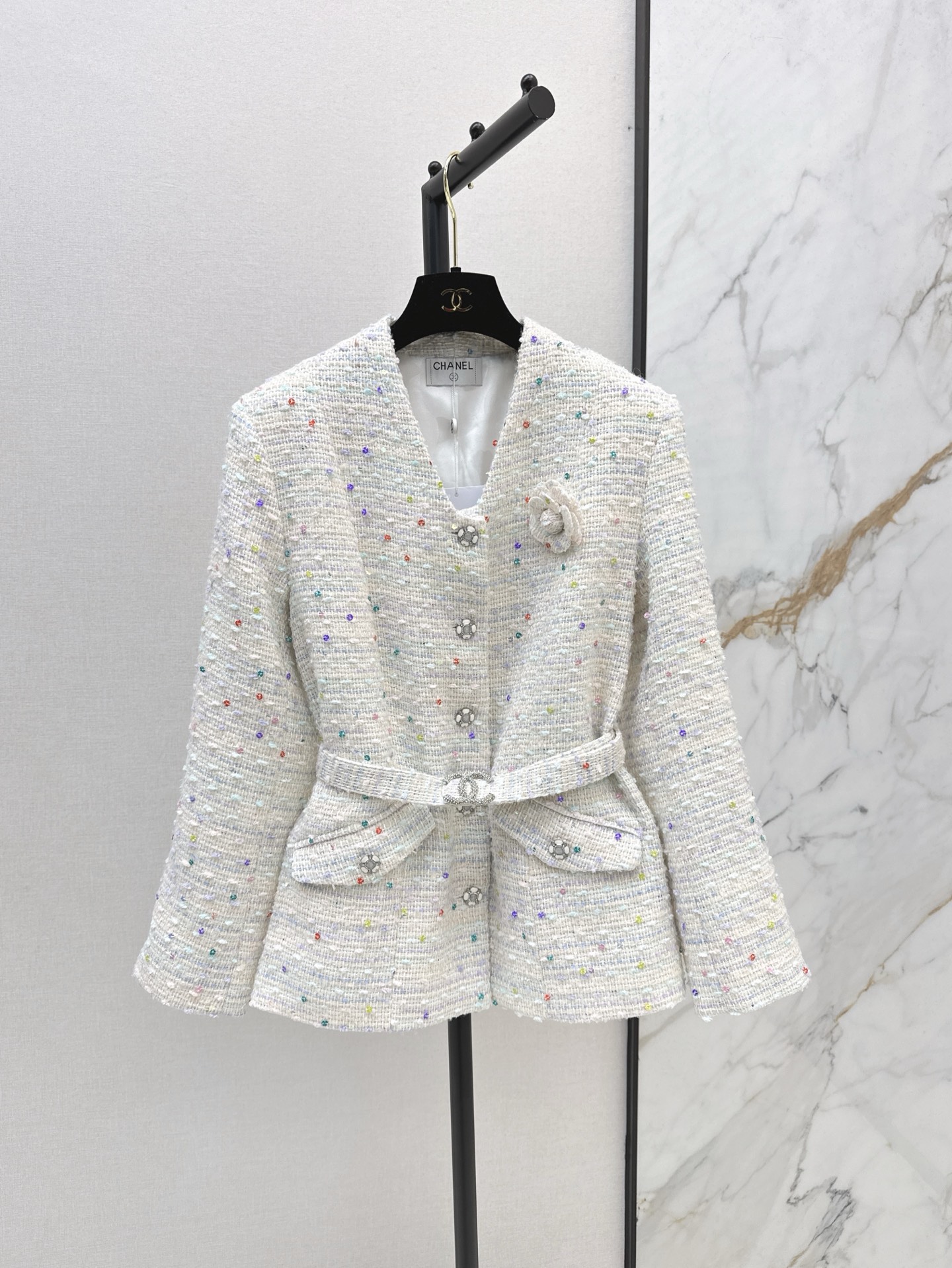 NO:312581,C home 25Ss————The latest three-dimensional flower decoration V-neck braided jacket in spring and summer. The upper body has elegant temperament and is very famous. The H-style combination is decorated with elastic belt. The three-dimensional flower decoration is very exquisite. The customized new Huani fabric is very high-end and full of details. SML 8, chanel, jackets & coats, alexander wang19860909C家 25Ss————春夏最新款立体花朵装饰V领编织外套 上身自带气质优雅 极具名媛气质 H版型搭配松紧腰带装饰 立体花朵装饰非常精致 定制全新花尼面料复很高级 细节满满 一色现货发售sml 8,,chanel,jackets & coats,alexander wang,Women's clothing