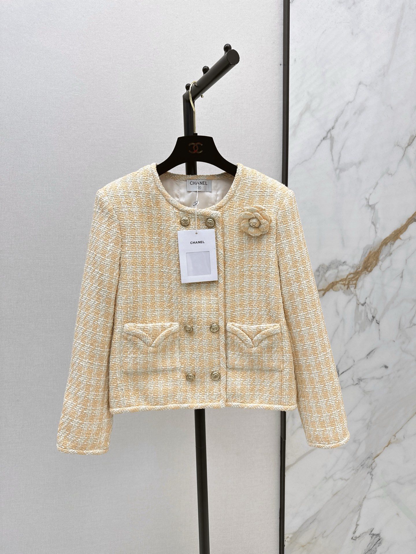 NO:312575,White and rich beauty outfit C home 25Ss——————The latest three-dimensional flower decorative double-breasted jacket in early spring. The color is superb. The color is entangled by the tones. The soft tones are easy to see. The paired with exquisite buttons. The high-end yellow color is too gentle. The upper body is stylish and slim. The quiet time is like a walking little girl~ the ceiling of the girl's heart is available. SML is on sale in stock, chanel, jackets & coats, alexander wang19860909白富美穿搭 C家 25Ss————早春最新款立体花朵装饰双排扣外套 颜色超赞 被色调圈粉了 柔柔的色调好看到爆 搭配精美扣子 高级感满格的黄色系太温柔了 上身有型又显瘦 岁月静好的模样简直行走的小香女孩了～少女心的天花板了 一色现货发售sml,,chanel,jackets & coats,alexander wang,Women's clothing