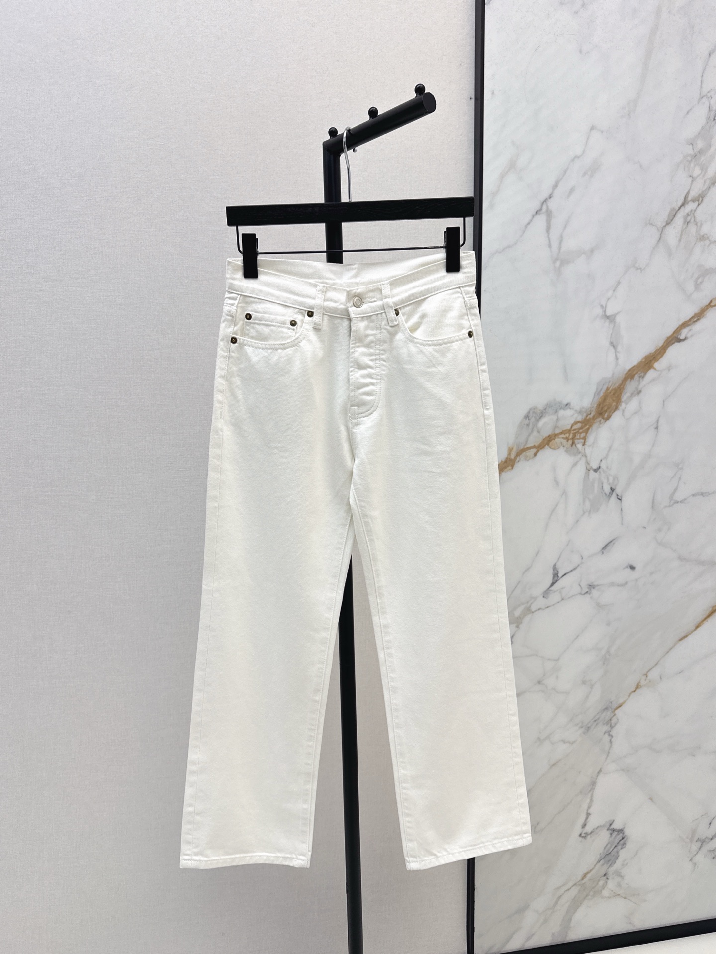 NO:313187,High-end minimalist style Row 25Ss—————The latest style of straight white denim trousers in early spring imported denim washing fabric soft and comfortable texture. Ma Sheng long legs straight pants. The upper body has a handsome and high-end feeling. The casual and high-end outfit. The imported fabric style is huge and slim. One-color spot-on sml, alexander wang19860909高级极简风 Row 25Ss————早春最新款直筒白色牛仔九分裤进口牛仔洗水面料质感柔软舒适 妈生大长腿直筒裤型 上身自带帅气高级感 随性高级感穿搭 进口面料版型上身巨显瘦 一色现货发售sml,,alexander wang,Women's clothing