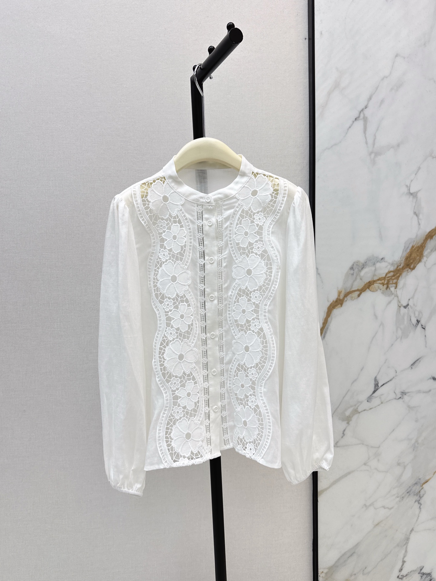 NO:313184,DG 25Ss————The latest embroidered heavy-duty embroidered thread-stitched shirt bid farewell to the same shirt. This upper body looks really good. Combined with soft lace. The style is novel and easy to cover the flesh. SML is available in stock. 9,,shirts,alexander wang19860909DG 25Ss————刺绣最新款重磅刺绣拼接丝麻衬衫告别千篇一律的衬衫 这一件上身真的好看 柔美蕾丝相结合 款式新颖轻松遮肉 一色现货发售sml 9,,shirts,alexander wang,Women's clothing