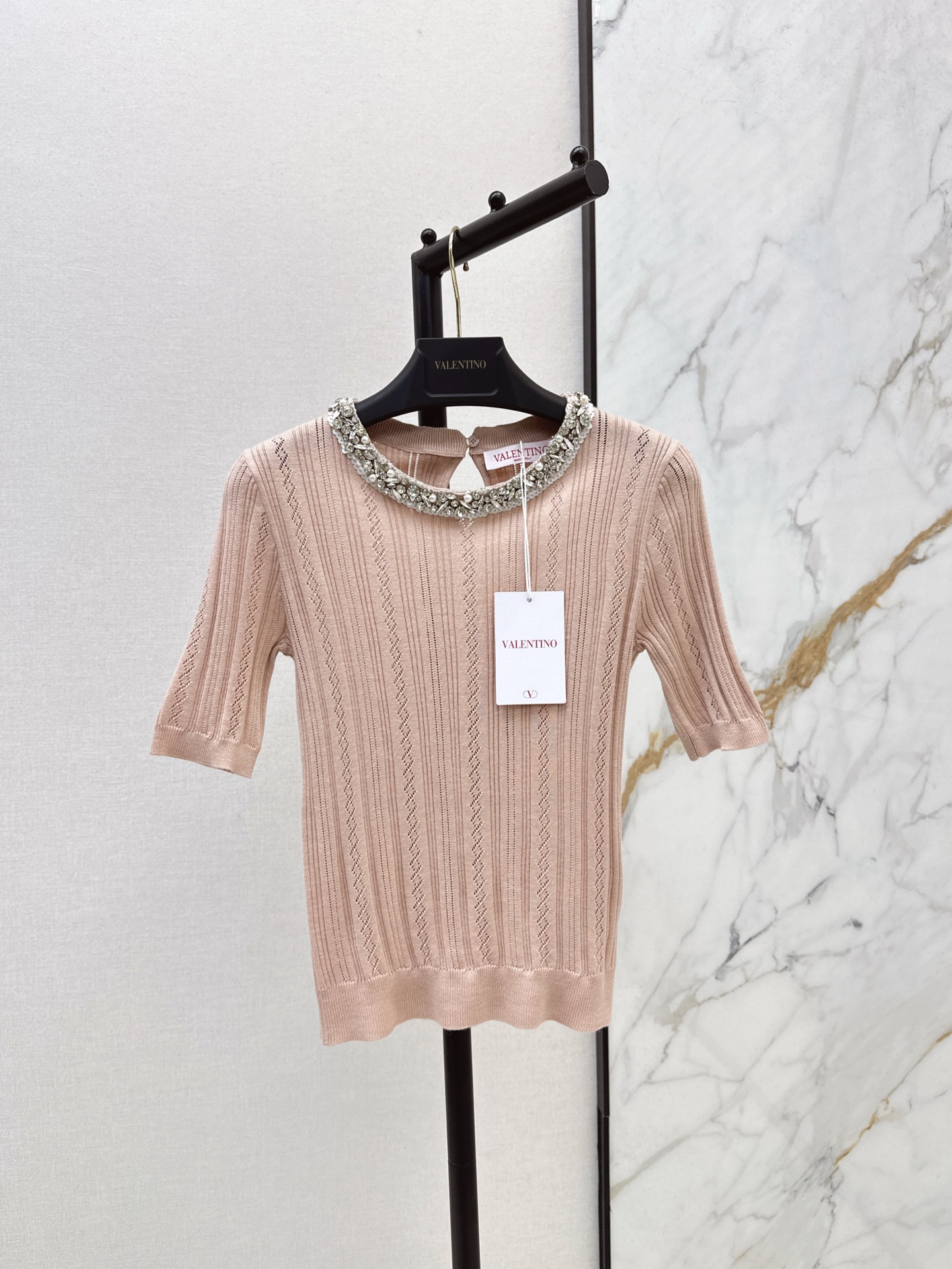 NO:313172,Gentle and feminine VLTN 25Ss—————The latest heavy-industrial beaded sweater in early spring, purely hand-positioned, fixed diamond luxury crystal collar ring, imported 18-needle craft of Swiss machine, soft, glutinous and delicate wool yarn, close-fitting and skin-friendly and comfortable, positioning small diamond matte hollow craft!  Elegant and elegant upper body, one-size spot sale sml, alexander wang19860909温柔女人味 VLTN 25Ss————早春最新款重工钉珠针织衫 纯手工定位定钻奢华水晶领圈 瑞士机进口18针工艺 绵羊毛纱线软糯细腻 贴身穿搭亲肤舒适 定位小菱格缕空工艺！ 上身优雅有气质 一色现货发售sml,,alexander wang,Women's clothing