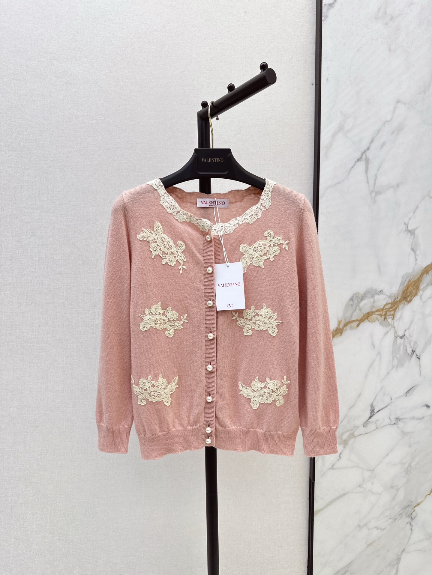 NO:313189,Gentle little woman outfit VLTN 25Ss—————The latest nude pink spliced ​​lace knitted cardigan in early spring, gentle and feminine, so beautiful~~ 18-needle craft imported from Swiss machine, soft and delicate wool yarn, skin-friendly and comfortable, elegant and elegant upper body, one-color spot on sale sml, alexander wang19860909温柔小女人穿搭 VLTN 25Ss————早春最新款裸粉色拼接蕾丝针织开衫 温柔女人味十足 太美啦～～瑞士机进口18针工艺 绵羊毛纱线软糯细腻 贴身穿搭亲肤舒适 上身优雅有气质 一色现货发售sml,,alexander wang,Women's clothing