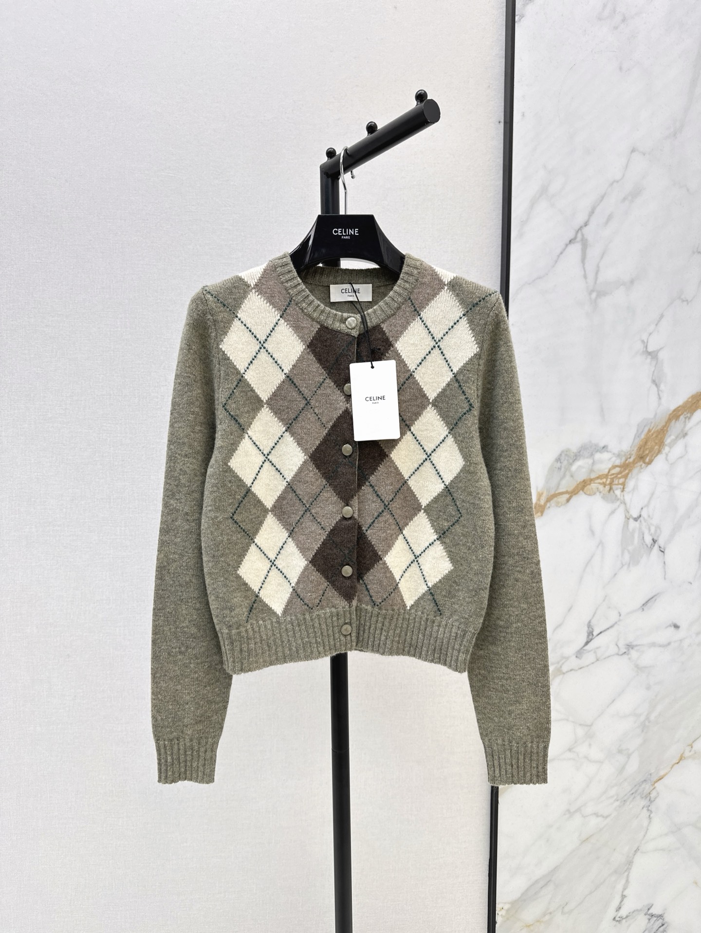 NO:313183,Retro British style CE 25Ss————The latest diamond-shaped round-neck cardigan in early spring, with an absolutely secure style~~ The color matching is very low-key and the big brand feel is selected. Selected wool yarn   imported machine craftsmanship is first-class and very lazy. Sisters who pursue quality must enter. They are definitely low-key and high-end!  Daily commuting is OK. SML is available in stock, alexander wang19860909复古英伦风 CE 25Ss————早春最新款菱格纹圆领开衫 拥有绝对安全感的款式～～配色很低调的大牌感 精选羊毛纱线 进口机工艺质感一流非常慵懒 追求品质的姐妹一定要入 妥妥的低调高级！日常通勤都OK 一色现货发售sml,,alexander wang,Women's clothing