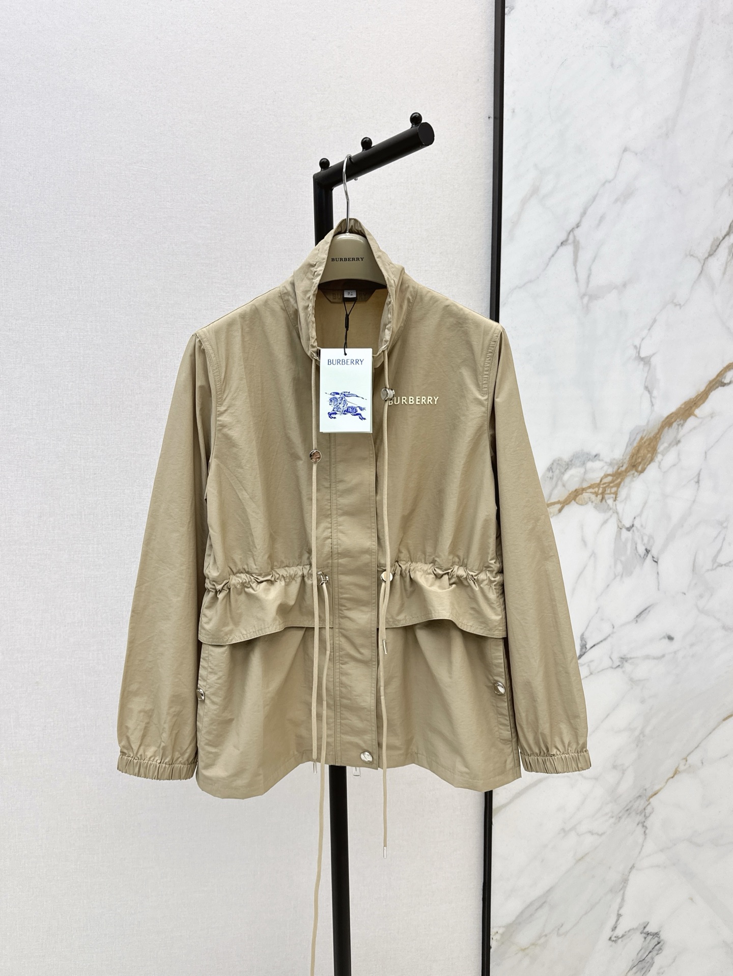 NO:313174,Recommended single models Bur 25Ss—————The latest outdoor jacket jacket for spring and summer, the original imported technology fabric is quite wide and stylish, the texture is super popular and fashionable, the classic stand-alone collar drawstring waist-hugging design is versatile and not picky, the rich and diverse handsome style, the original custom style is fashionable and high-end, the counter develops hardware accessories and zippers, the two colors are on sale in stock, burberry, jackets & coats, jackets & coats, alexander wang19860909爆单款推荐 Bur 25Ss————春夏最新款户外冲锋衣夹克外套原版进口科技面料挺阔有型质感超赞 超人气时髦单品 经典立领抽绳收腰设计版型百搭不挑人 丰富多元的帅气风格 原版定制版型上身时髦又高级 专柜开发五金配件拉链 两色现货发售sml,,burberry,jackets & coats,jackets & coats,alexander wang,Women's clothing