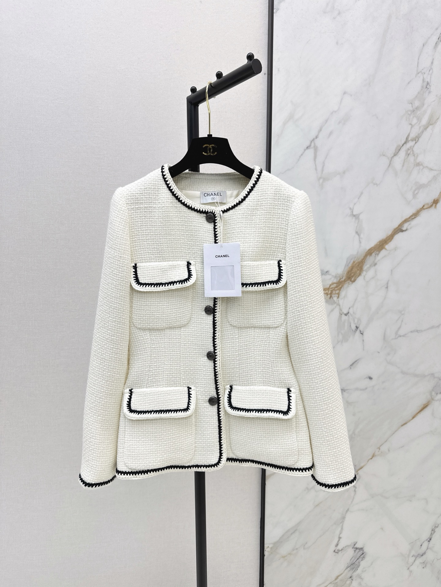 NO:313162,Exclusive model C home 25Ss——————The latest classic black and white color woven jacket with fairy-like temperament style. Very slim and three-dimensional and layered design. The treasure boutique that is absolutely surprising on the upper body. The classic small round neck is elegant and elegant. A absolutely recognizable item. One color is available in stock. SML, Chanel, Jackets & coats, alexander wang19860909独家款 C家 25Ss————早春最新款经典黑白配色编织外套自带仙气的名媛气质款 非常显瘦版型设计立体有层次 上身绝对惊喜的宝藏精品 经典小圆领优雅大气 绝对有辨识度的一款单品 一色现货发售sml,,chanel,jackets & coats,alexander wang,Women's clothing