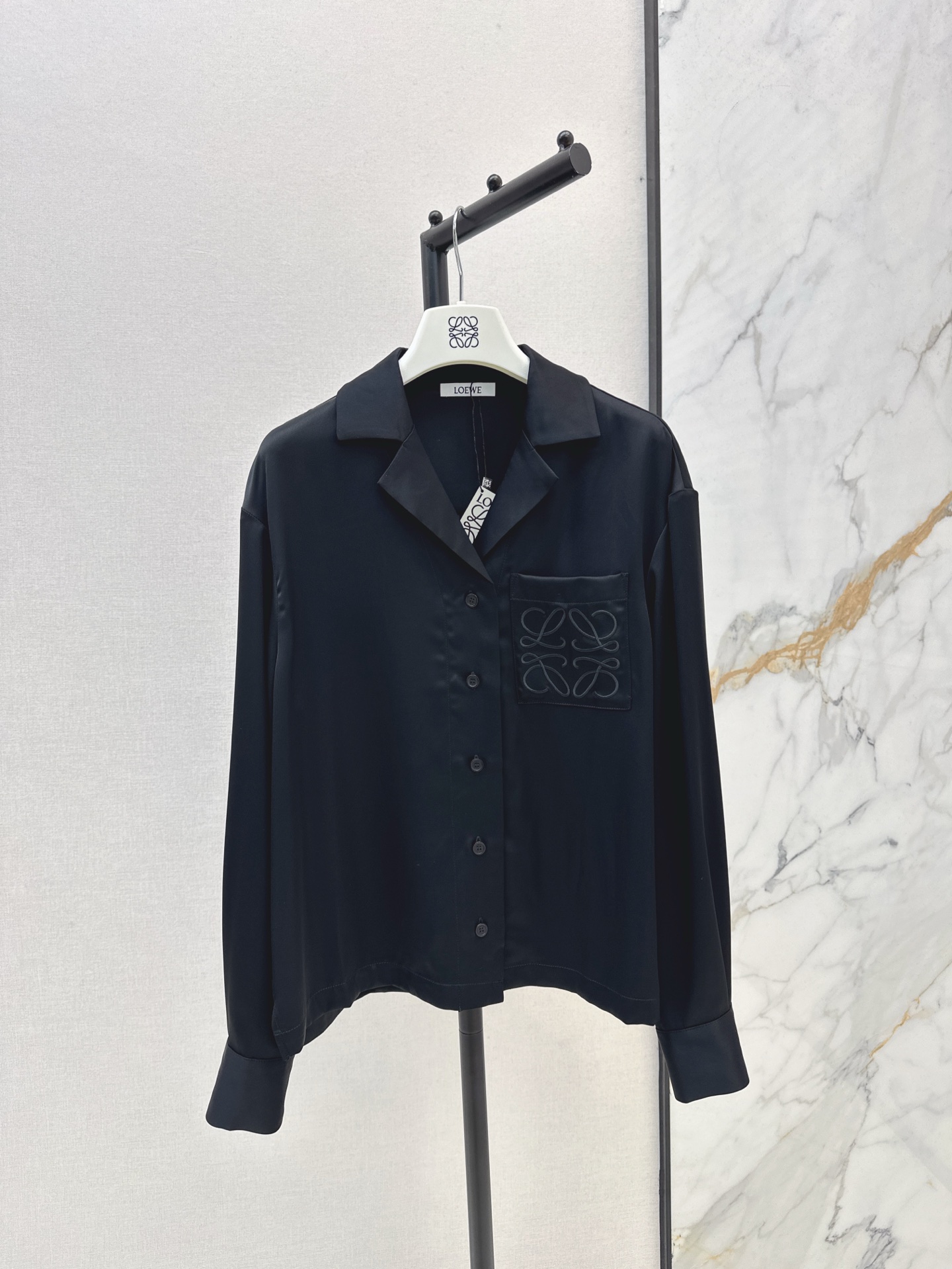 NO:313169,Loe 25Ss————The latest embroidered pocket acetic acid shirt in spring and summer, 100% acetic acid fabric, good gloss, simple and lazy, the upper body becomes a goddess of temperament in seconds, the pocket logo embroidery is super recognizable, the loose rotator sleeve design easily lengthens the lines of the arm, the sun protection of the single wear in summer, all kinds of pants and skirts can be matched, two colors are available for sale sml, loewe, skirts, shirts, alexander wang19860909Loe 25Ss————春夏最新款刺绣口袋醋酸衬衫百分百醋酸面料 光泽度很好 宽松版型简约慵懒 上身是秒变气质女神 口袋徽标刺绣辨识度超强 宽松的肩袖设计轻轻松松拉长手臂线条单穿夏天防晒都好看 各种裤装裙装都可以配起来 两色现货发售sml,,loewe,skirts,shirts,alexander wang,Women's clothing