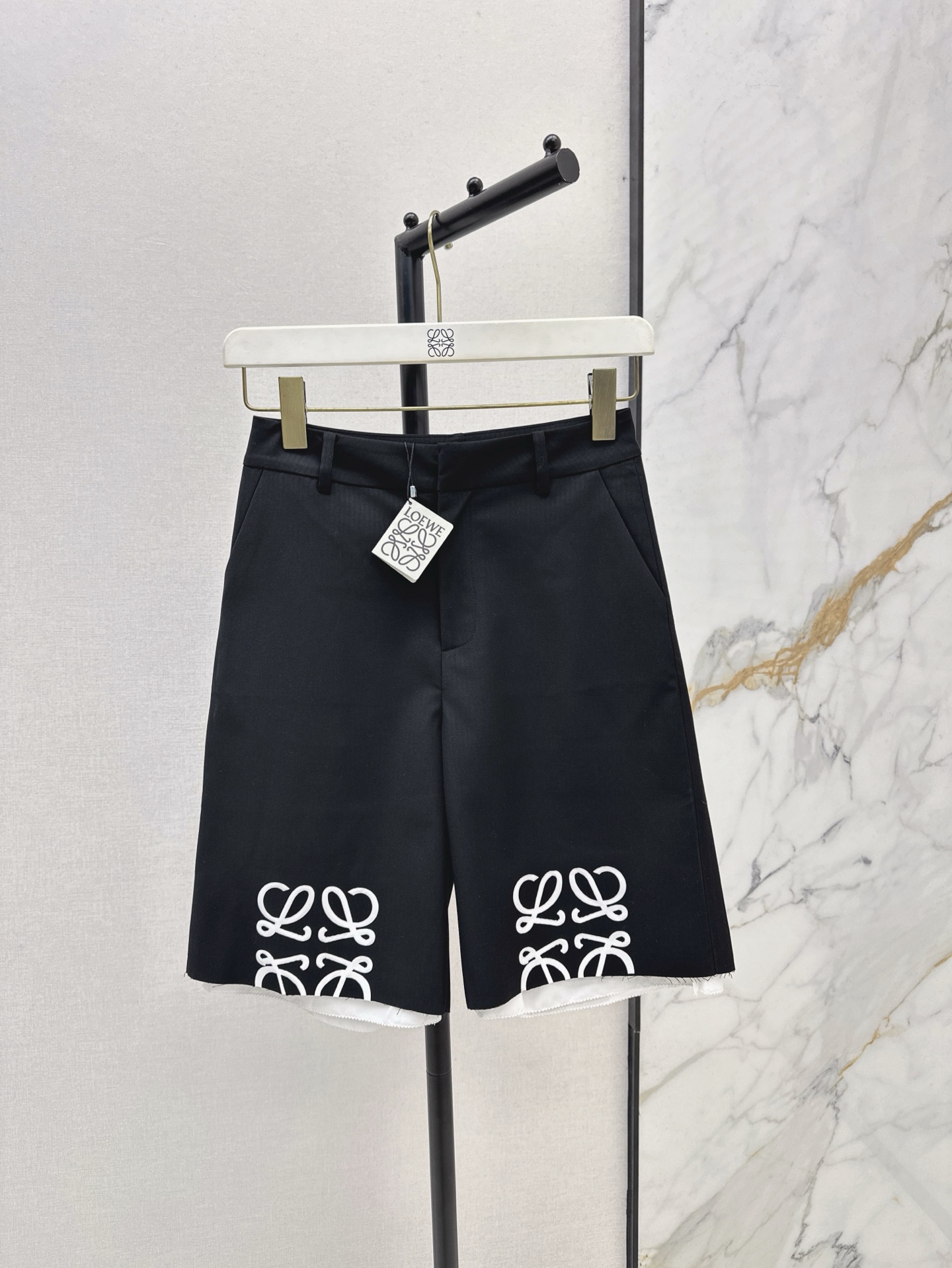 NO:313163,Suit, five-point pants, first launch, Loe 25Ss———The latest versatile style of spring and summer, a series of versatile slits, back slit blazers   five-point pants   elastic waist trousers, versatile black, can also become fashionable in daily life~~ Use customized wool suit fabric, tailored style, high-end and fashionable, one-color split development, spot sale, loewe, jackets & coats, business suit, alexander wang19860909西装 五分裤长裤首发 Loe 25Ss————春夏最新款百搭一系列后开叉西装外套 五分裤 松紧腰长裤 百搭黑色系 日常也能时髦起来～～ 采用定制羊毛西装面料 精裁版型 高级又时髦 一色分开发 现货发售,,loewe,jackets & coats,business suit,alexander wang,Women's clothing