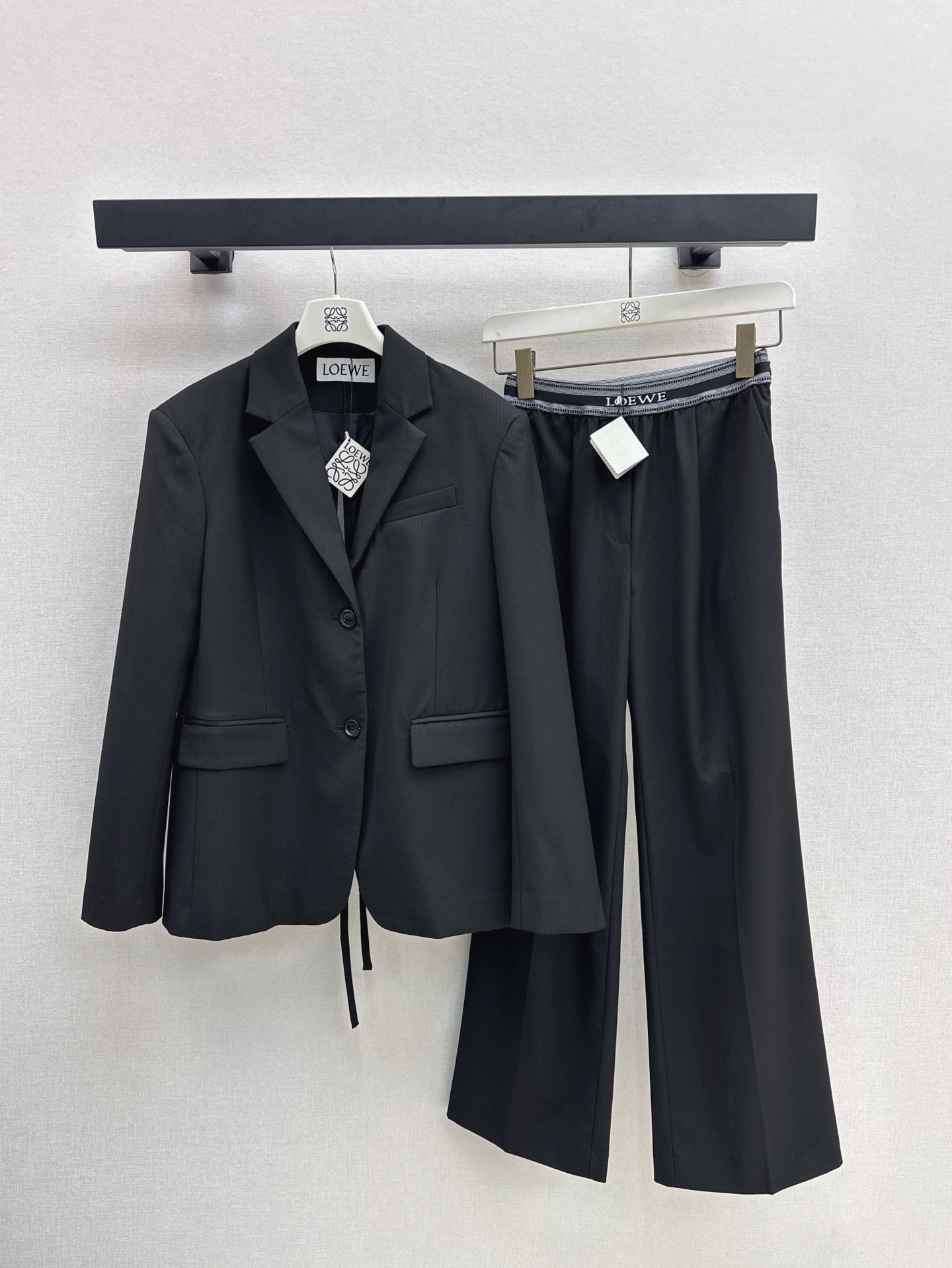 NO:313165,Suit, five-point pants, first launch, Loe 25Ss———The latest versatile style of spring and summer, a series of versatile slits, back slit blazers   five-point pants   elastic waist trousers, versatile black, can also become fashionable in daily life~~ Use customized wool suit fabric, tailored style, high-end and fashionable, one-color split development, spot delivery, loewe, jackets & coats, business suit, alexander wang19860909西装 五分裤长裤首发 Loe 25Ss————春夏最新款百搭一系列后开叉西装外套 五分裤 松紧腰长裤 百搭黑色系 日常也能时髦起来～～ 采用定制羊毛西装面料 精裁版型 高级又时髦 一色分开发 现货发,,loewe,jackets & coats,business suit,alexander wang,Women's clothing