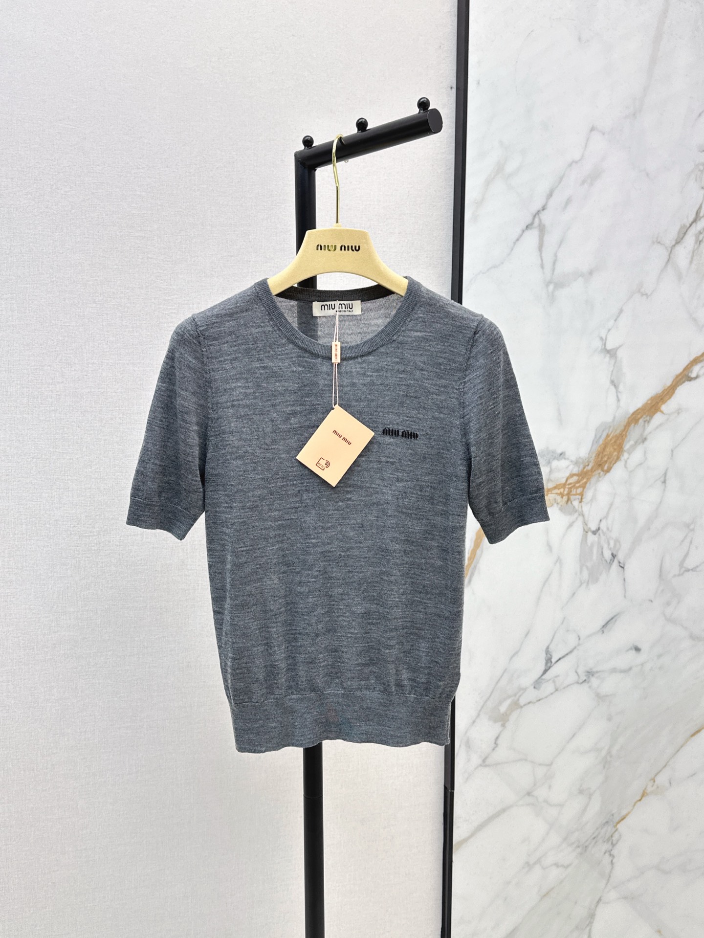 NO:313150,Energetic Girl Miu 25Ss———The latest minimalist style wool knitted short sleeves in spring and summer, very delicate wool blended yarn. It feels soft and delicate. It can be worn alone or layered. It is fashionable and age-reducing and elegant. Two colors are available in stock. 9,,miumiu,T-shirt,alexander wang19860909元气少女 Miu 25Ss———春夏最新款极简风羊毛针织短袖非常细腻的羊毛混纺纱线 手感柔软细腻 可以单穿或者叠穿 时髦度满分 减龄感又大方优雅 两色现货发售sml 9,,miumiu,T-shirt,alexander wang,Women's clothing