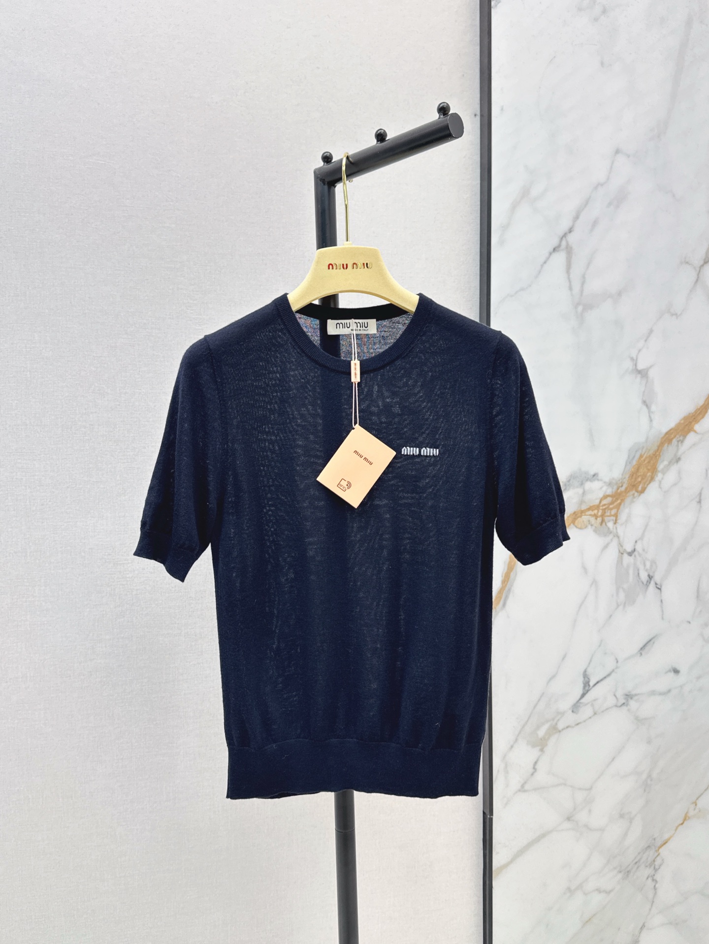 NO:313144,Energetic Girl Miu 25Ss———The latest minimalist style wool knitted short sleeves with very delicate wool blended yarn with soft and delicate touch. You can wear it alone or layer it. Fully fashionable, age-reducing and elegant. Two-color spot sml 99,,miumiu,T-shirt,alexander wang19860909元气少女 Miu 25Ss———春夏最新款极简风羊毛针织短袖非常细腻的羊毛混纺纱线 手感柔软细腻 可以单穿或者叠穿 时髦度满分 减龄感又大方优雅 两色现货发售sml 99,,miumiu,T-shirt,alexander wang,Women's clothing