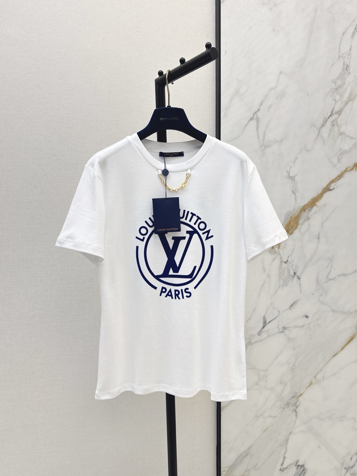 NO:320299,L Home 25Ss————The latest spring and summer letter printing short-sleeved T-shirt with classic brand letter patterns on the chest Contrast letter logo embellishment Low-key and fashionable, very design sense Classic T-shirt loose style versatile and not picky, top body slimming, highlighting youthful vitality, one-color spot on sale sml, louis vuitton, T-shirt,tees, t-shirt,alexander wang19860909L家 25Ss————春夏最新款字母印花短袖T恤 胸前经典品牌字母图案 撞色字母logo 点缀 低调又时髦 很有设计感 经典的T恤宽松版型 百搭不挑人 上身显瘦 又凸显青春活力 一色现货发售sml,,louis vuitton,T-shirt,tees，t-shirt,alexander wang,Women's clothing