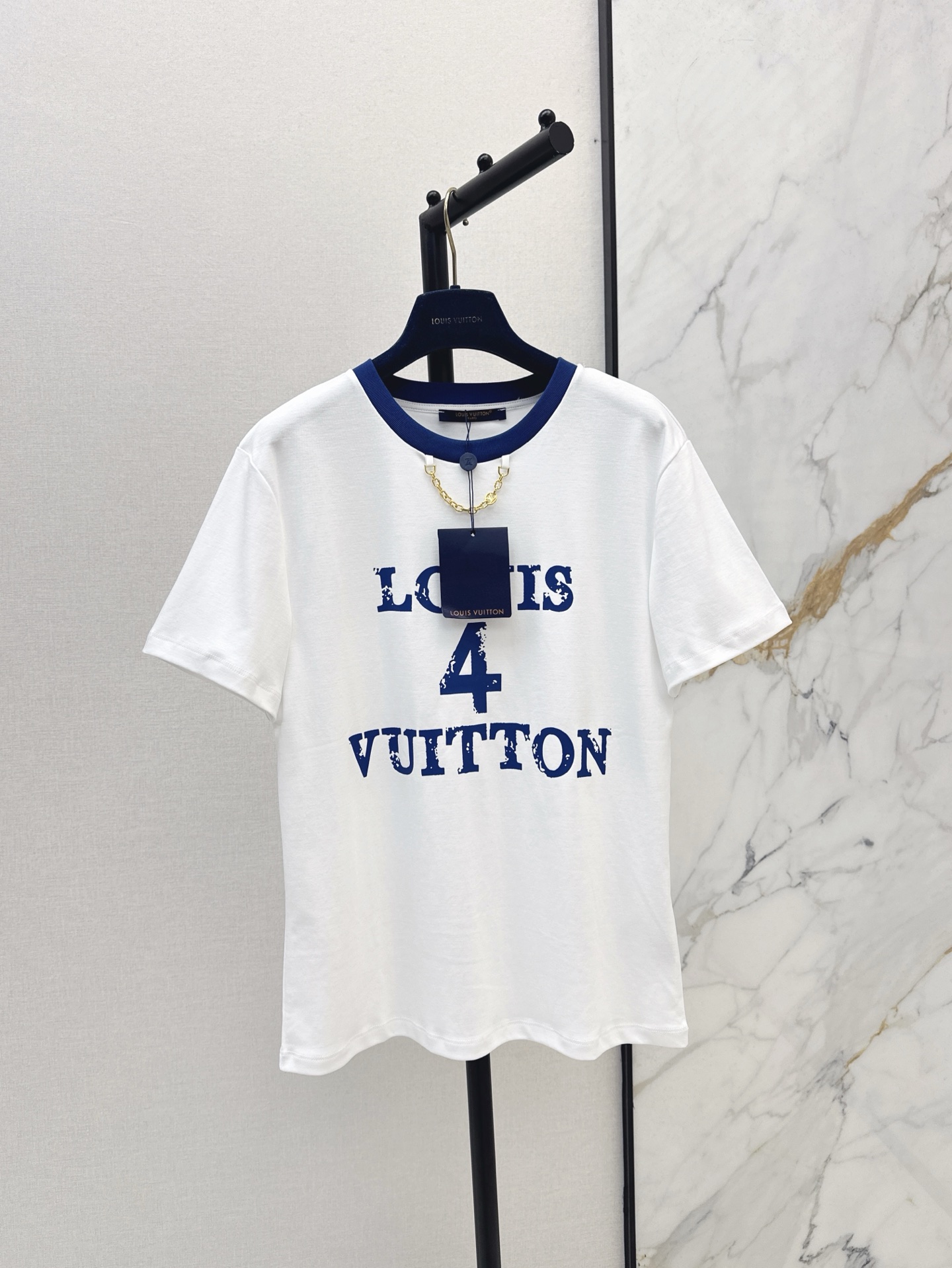 NO:320284,L Home 25Ss————The latest spring and summer logo print pattern chain short-sleeved T-shirts. Simple solid color creates fresh and versatile and fashionable items. Offset printing logo print pattern embellishes on the chest. Shows the brand's charm. Loose body casual and casual customization. LV chain decorative neckline is fashionable and high-end. Cool and handsome and super good-looking. Daily versatile casual items. SML is available in stock., louis vuitton, louis vuitton, T-shirt,tees, t-shirt,alexander wang19860909L家 25Ss————春夏最新款logo印花图案链条短袖T恤 简约纯色打造清新百搭时髦单品 胸前胶印Logo印花图案点缀 彰显品牌魅力 宽松的衣身休闲随性 定制 LV链条装饰领口时髦又高级 又酷又帅超级好看 日常百搭休闲单品 一色现货发售sml,,louis vuitton,louis vuitton,T-shirt,tees，t-shirt,alexander wang,Women's clothing