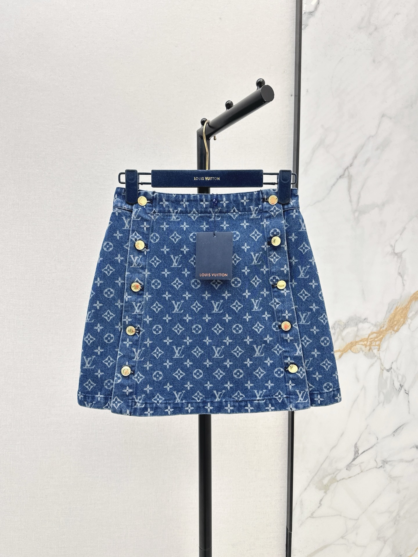 NO:320288,Jacket Skirt Dresses and Trousers Home 25Ss————The latest classic presbyterian jacquard denim series in spring and summer Lapel jacket   short-sleeved dress   double-breasted skirt   straight-leg pants Customized hardware accessories from YB mold opening The classic style can never be chosen wrong The printed presbyterian design The upper body has a superb effect and the texture is full of scores The retro blue denim fabric is very white, lazy and casual, sweet and cool, a series of matching the upper body to reduce age and high-end Customized jacquard fabrics The workmanship details are very good. SML is available in stock, Skirts, Jackets & coats, T-shirt, alexander wang19860909外套 半裙 连衣裙长裤家 25Ss————春夏最新款经典老花提花牛仔系列 翻领外套 短袖连衣裙 双排扣短裙 直筒裤 YB开模定制的五金配件 经典的版型永远挑不出来错 满印的老花设计 上身效果超赞 质感满分 复古蓝牛仔面料十分显白 慵懒随性 可甜可酷 一系列搭配上身减龄又高级 定制的提花面料 做工细节都很到位 一色现货发售sml,,skirts,jackets & coats,T-shirt,alexander wang,Women's clothing