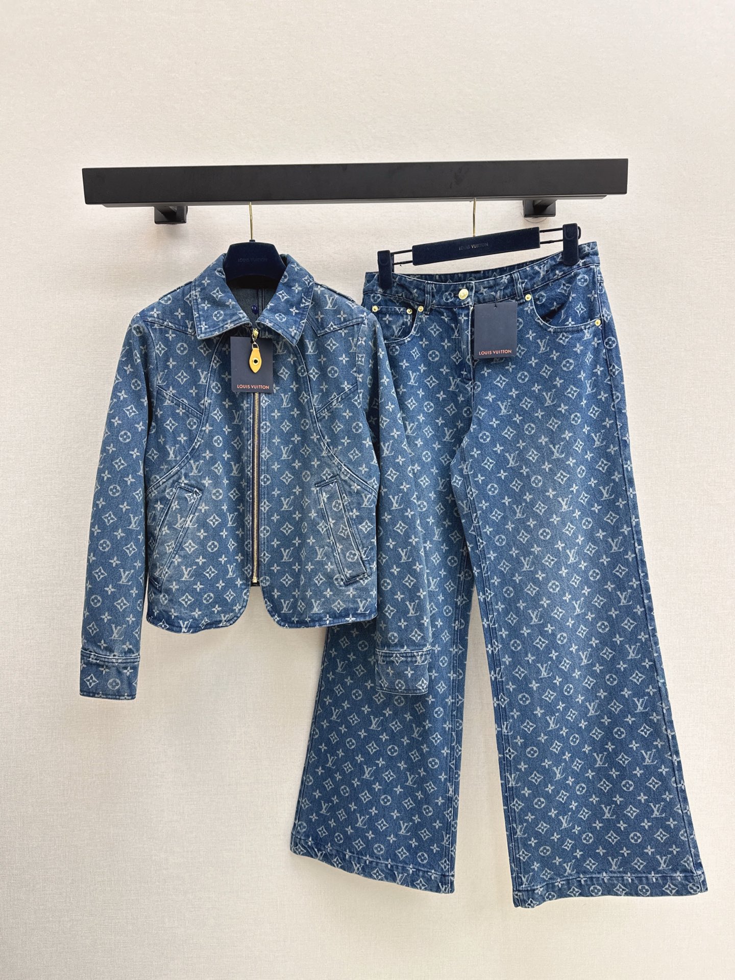 NO:320290,Jacket Skirt Dresses and Trousers Home 25Ss————The latest classic presbyterian jacquard denim series in spring and summer Lapel jacket   short-sleeved dress   double-breasted skirt   straight-leg pants Customized hardware accessories from YB mold opening The classic style can never be chosen wrong The printed presbyterian design The upper body has a superb effect and the texture is full of scores The retro blue denim fabric is very white, lazy and casual, sweet and cool, a series of matching the upper body to reduce age and high-end Customized jacquard fabrics The workmanship details are very good One color is shipped in stock, Skirts, Jackets & coats, T-shirt, alexander wang19860909外套 半裙 连衣裙长裤家 25Ss————春夏最新款经典老花提花牛仔系列 翻领外套 短袖连衣裙 双排扣短裙 直筒裤 YB开模定制的五金配件 经典的版型永远挑不出来错 满印的老花设计 上身效果超赞 质感满分 复古蓝牛仔面料十分显白 慵懒随性 可甜可酷 一系列搭配上身减龄又高级 定制的提花面料 做工细节都很到位 一色现货发,,skirts,jackets & coats,T-shirt,alexander wang,Women's clothing