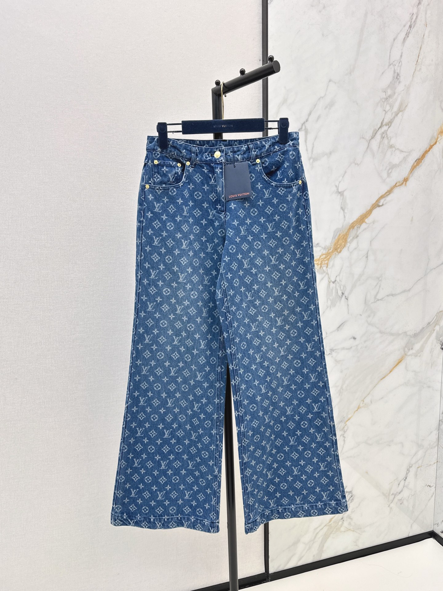 NO:320294,Jacket Skirt Dresses and Trousers Home 25Ss————The latest classic presbyterian jacquard denim series in spring and summer Lapel jacket   short-sleeved dress   double-breasted skirt   straight-leg pants Customized hardware accessories from YB mold opening The classic style can never be chosen wrong The printed presbyterian design The upper body has a superb effect and the texture is full of scores The retro blue denim fabric is very white, lazy and casual, sweet and cool, a series of matching the upper body to reduce age and high-end Customized jacquard fabrics The workmanship details are very good One color is shipped in stock, Skirts, Jackets & coats, T-shirt, alexander wang19860909外套 半裙 连衣裙长裤家 25Ss————春夏最新款经典老花提花牛仔系列 翻领外套 短袖连衣裙 双排扣短裙 直筒裤 YB开模定制的五金配件 经典的版型永远挑不出来错 满印的老花设计 上身效果超赞 质感满分 复古蓝牛仔面料十分显白 慵懒随性 可甜可酷 一系列搭配上身减龄又高级 定制的提花面料 做工细节都很到位 一色现货发,,skirts,jackets & coats,T-shirt,alexander wang,Women's clothing