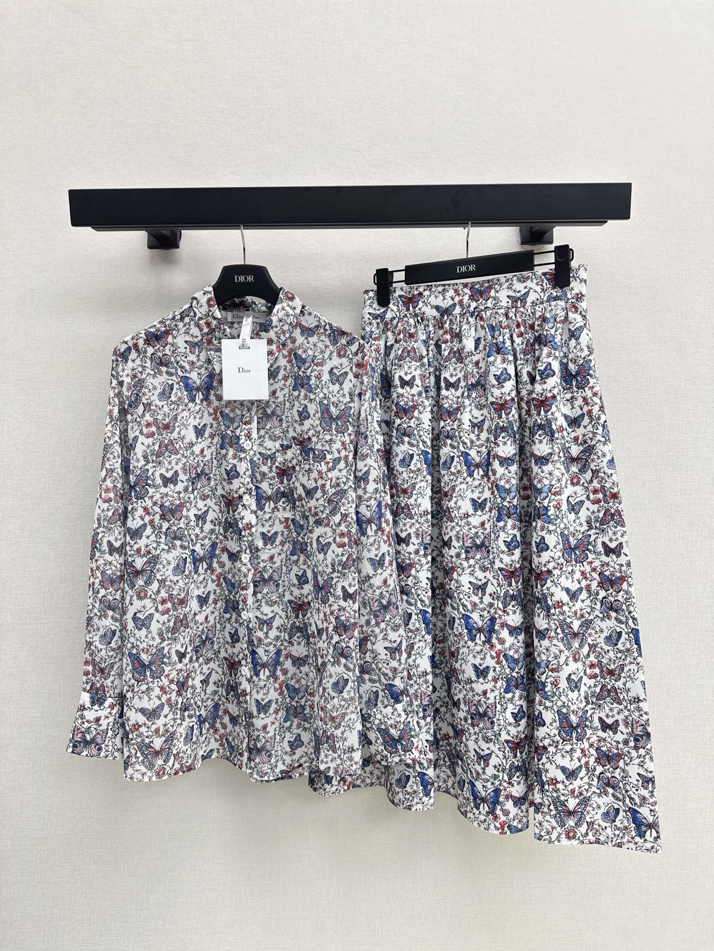 NO:320300,l Shirt Half 25Ss————The latest spring and summer butterfly print pattern set loose shirt   skirt. Delicate details. Every piece is full of surprise. High fashion craftsmanship. The style is absolutely unique. Don’t pick on the figure. It is practical and versatile across seasons. Combination of comfort and function. SML is available in stock,, skirts, shirts, alexander wang19860909l 衬衫半 25Ss————春夏最新款蝴蝶印花图案套装宽松衬衫 半裙 细节精致 每一件到手都是惊喜满溢 高级时装工艺 版型绝绝子 不挑身材 跨季节实用百搭 舒适与功能相结合 一色现货发售sml,,skirts,shirts,alexander wang,Women's clothing