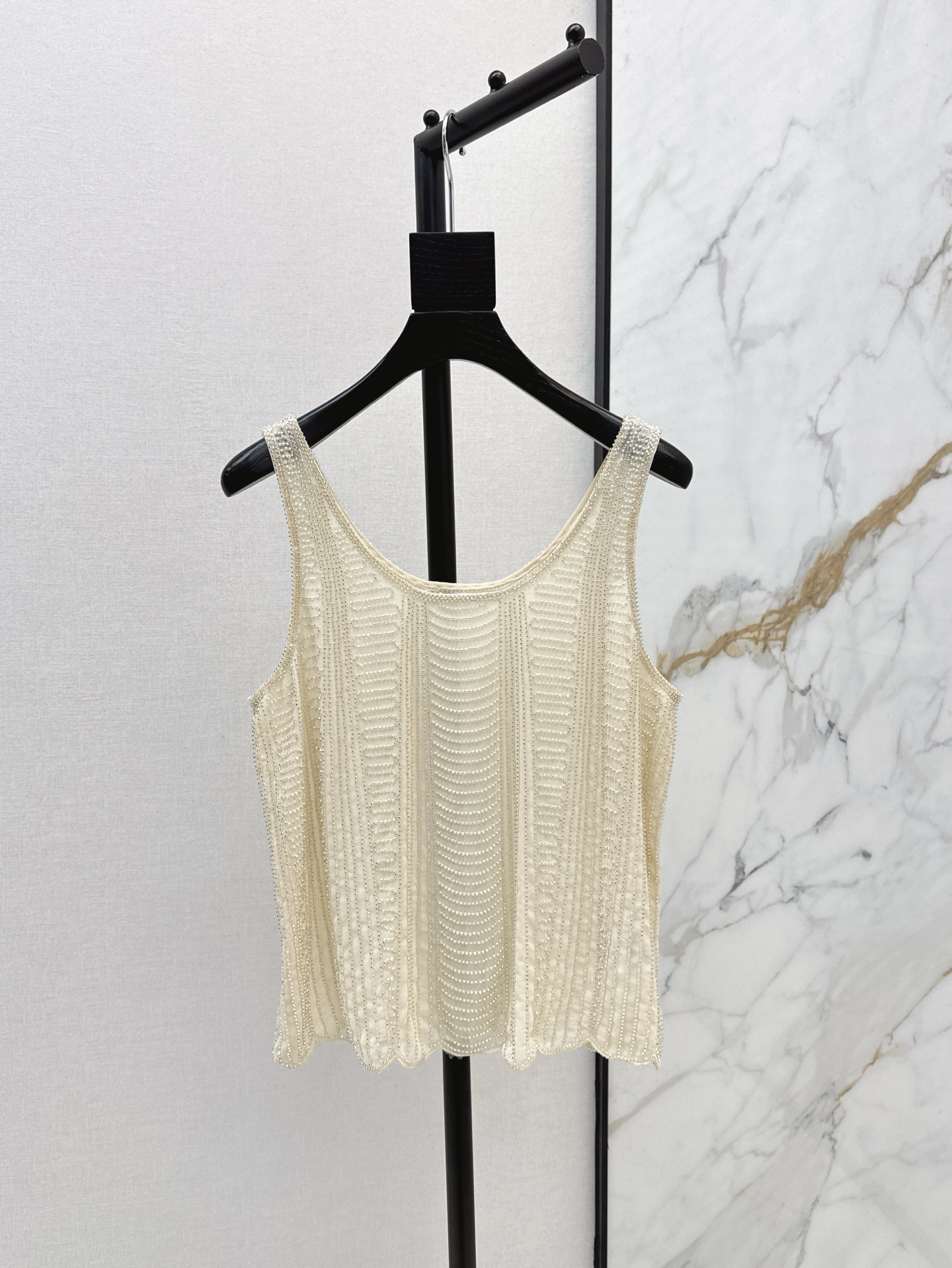 NO:320316,Exclusive first launch, fashionable and niche design 25Ss————The latest heavyweight silk cotton embroidered beaded sleeveless vest rice and apricot color is very beautiful. Customized embroidered fabric, faintly visible and sexy. Both colors are both sized and are available in stock. 9, alexander wang19860909独家首发 时髦小众设计 25Ss————春夏最新款重磅丝棉刺绣钉珠无袖小背心米杏色很好看 定制的刺绣面料 若隐若现透视小性感 两色均码现货发售9,,alexander wang,Women's clothing