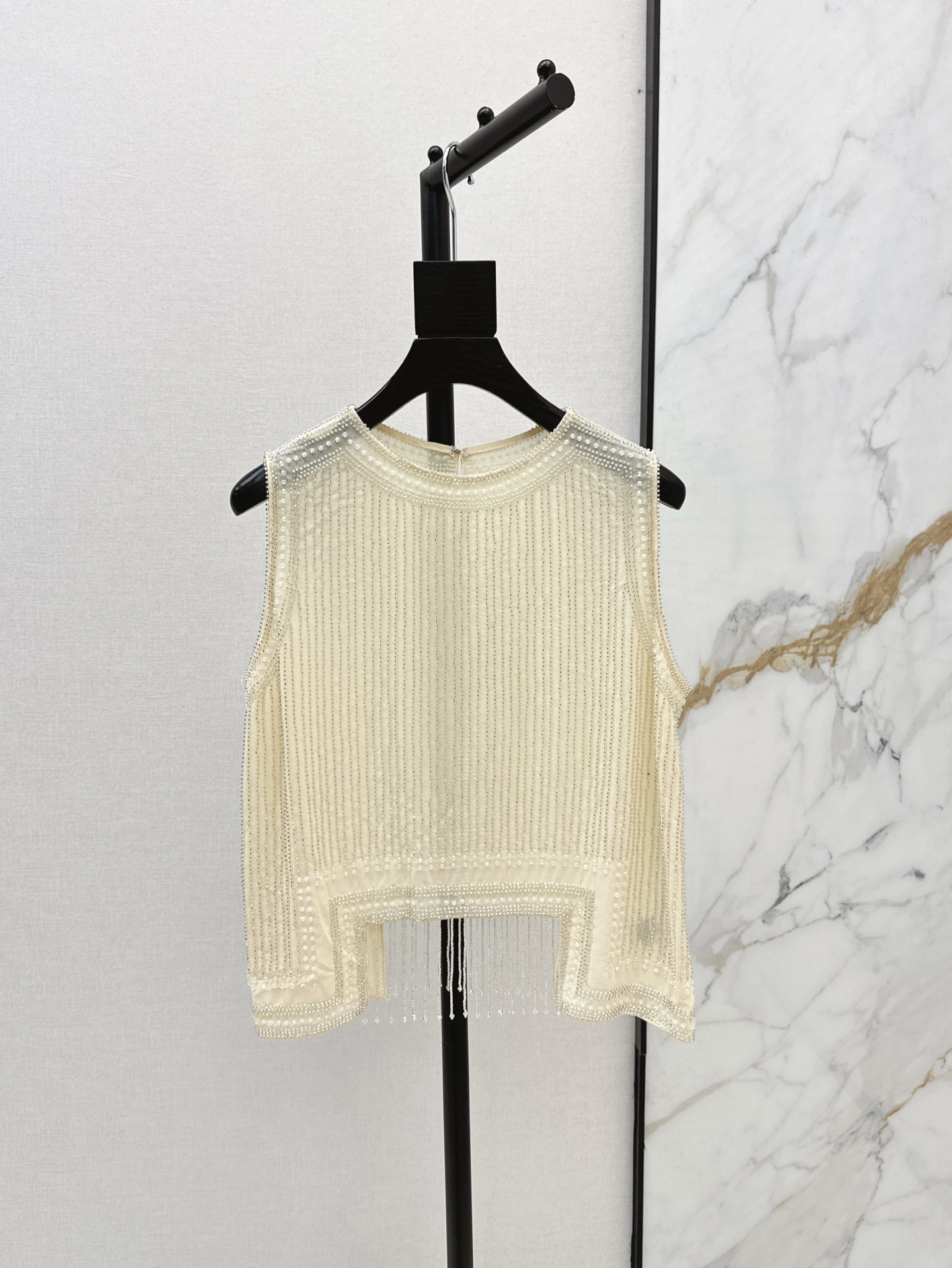 NO:320328,Exclusive first launch, fashionable and niche design 25Ss————The latest heavyweight silk cotton embroidered beaded sleeveless vest rice and apricot color is very beautiful. Customized embroidered fabric, faintly visible and sexy. Two colors are on sale in stock. 9,,alexander wang19860909独家首发 时髦小众设计 25Ss————春夏最新款重磅丝棉刺绣钉珠无袖小背心米杏色很好看 定制的刺绣面料 若隐若现透视小性感 两色现货发售sml 9,,alexander wang,Women's clothing