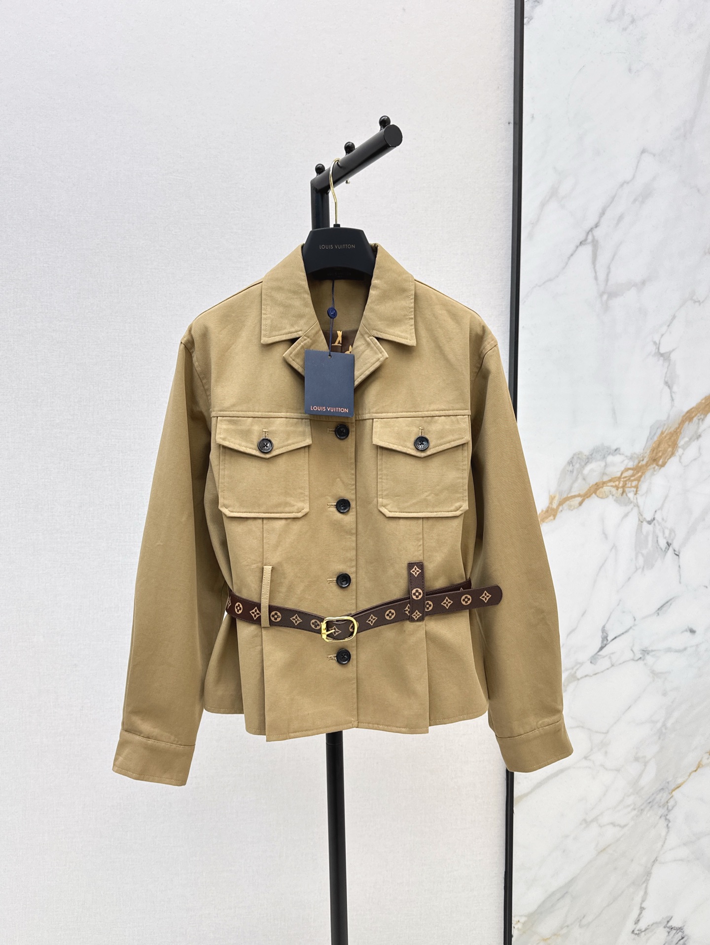 NO:320320,Fashionable and noble L family 25Ss————The latest spring and summer waist-hugging windbreaker jacket. The style is the basic style that all girls can control. The waist delivery presbyop belt design makes it easy to wear and make it look slim. It can be used for daily casual matching or OL commuting. Simple and elegant and stylish. Two-color spot sml 9,,louis vuitton, jackets & coats,alexander wang19860909时髦贵气 L家 25Ss————春夏最新款收腰风衣小外套 版型是所有女孩子都能驾驭的基础款 腰部配送老花皮带设计 轻松穿出小蛮腰 巨显瘦 日常休闲搭配或者OL通勤都能驾驭 简约大气也能优雅有型 两色现货发售sml 9,,louis vuitton,jackets & coats,alexander wang,Women's clothing