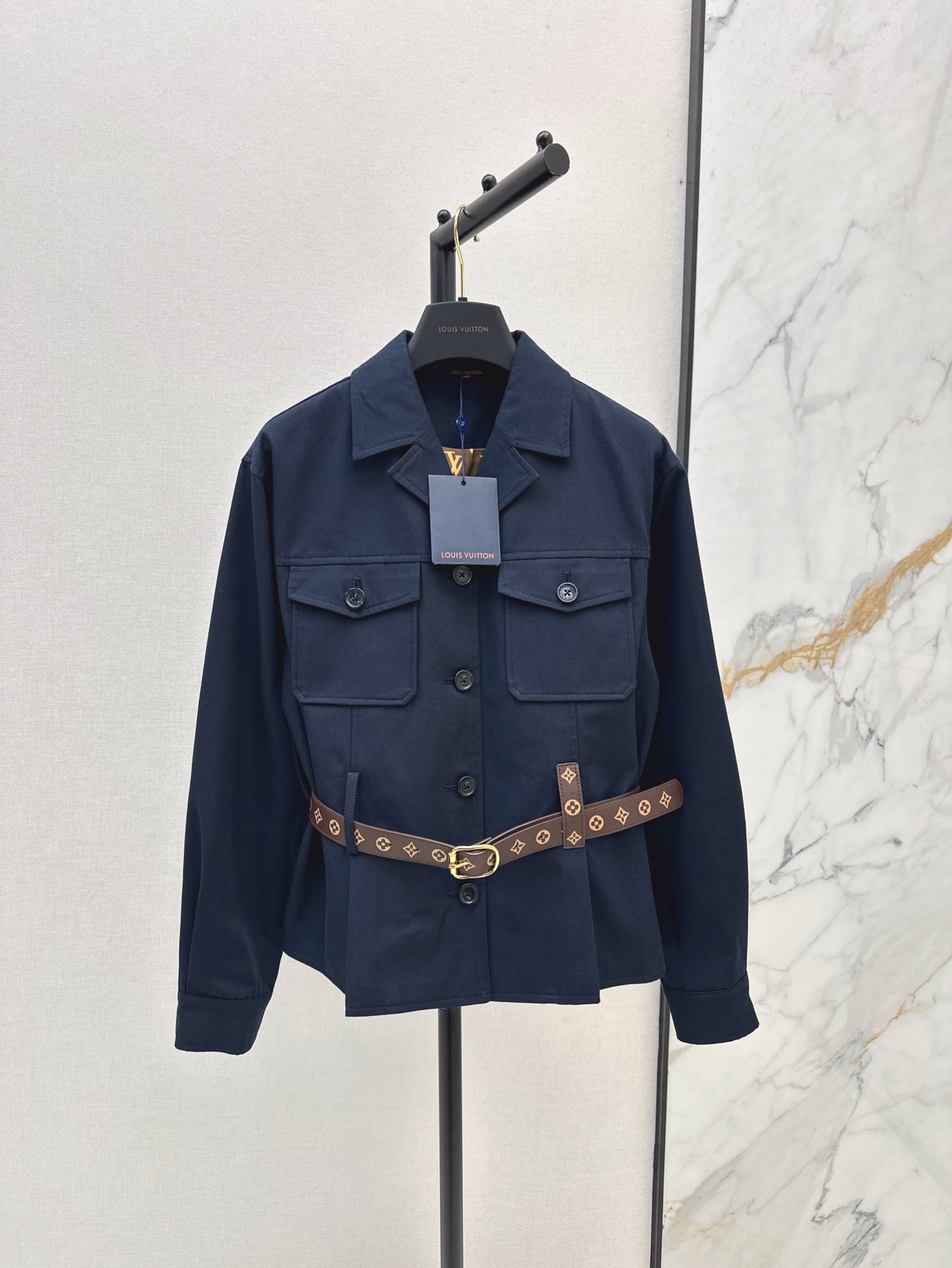 NO:320317,Fashionable and noble L family 25Ss————The latest spring and summer waist-hugging windbreaker jacket. The style is the basic style that all girls can control. The waist delivery presbyop belt design makes it easy to wear and make it look slim. It can be used for daily casual matching or OL commuting. Simple and elegant and stylish. Two-color spot-on sml, louis vuitton, jackets & coats, alexander wang19860909时髦贵气 L家 25Ss————春夏最新款收腰风衣小外套 版型是所有女孩子都能驾驭的基础款 腰部配送老花皮带设计 轻松穿出小蛮腰 巨显瘦 日常休闲搭配或者OL通勤都能驾驭 简约大气也能优雅有型 两色现货发售sml,,louis vuitton,jackets & coats,alexander wang,Women's clothing