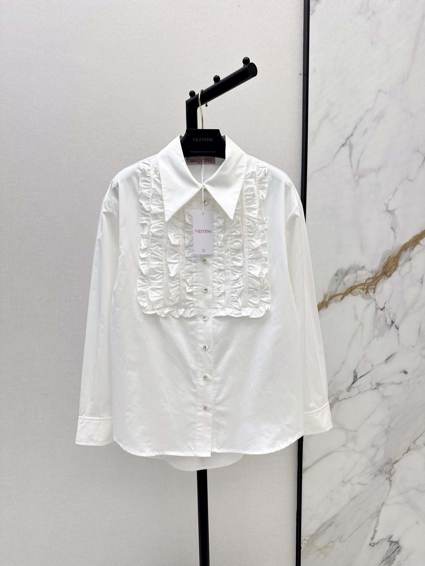 NO:320311,VLTN 25Ss—————The latest romantic holiday style long-sleeved shirt positioning striped lace craftsmanship. The temperament is full of beauty. The H-style style makes you look slim and tall. It is also a good item when you wear it. The positioning is retro palace style. It can be sweet and salty. The upper body is so beautiful that you have no friends. Custom diamond buckles are blessed with exquisite feminine ~~ One color is available for sale in stock. Sml, Shirts, alexander wang19860909VLTN 25Ss—————春夏最新款浪漫度假风长袖衬衫定位打条压褶花边工艺 气质小翻领美感十足 H版型显瘦又高挑 当外搭也是不错的单品 定位花边复古宫廷风 可甜可盐气质上身美到没朋友 定制钻扣加持 精致女人味～～ 一色现货发售sml,,shirts,alexander wang,Women's clothing