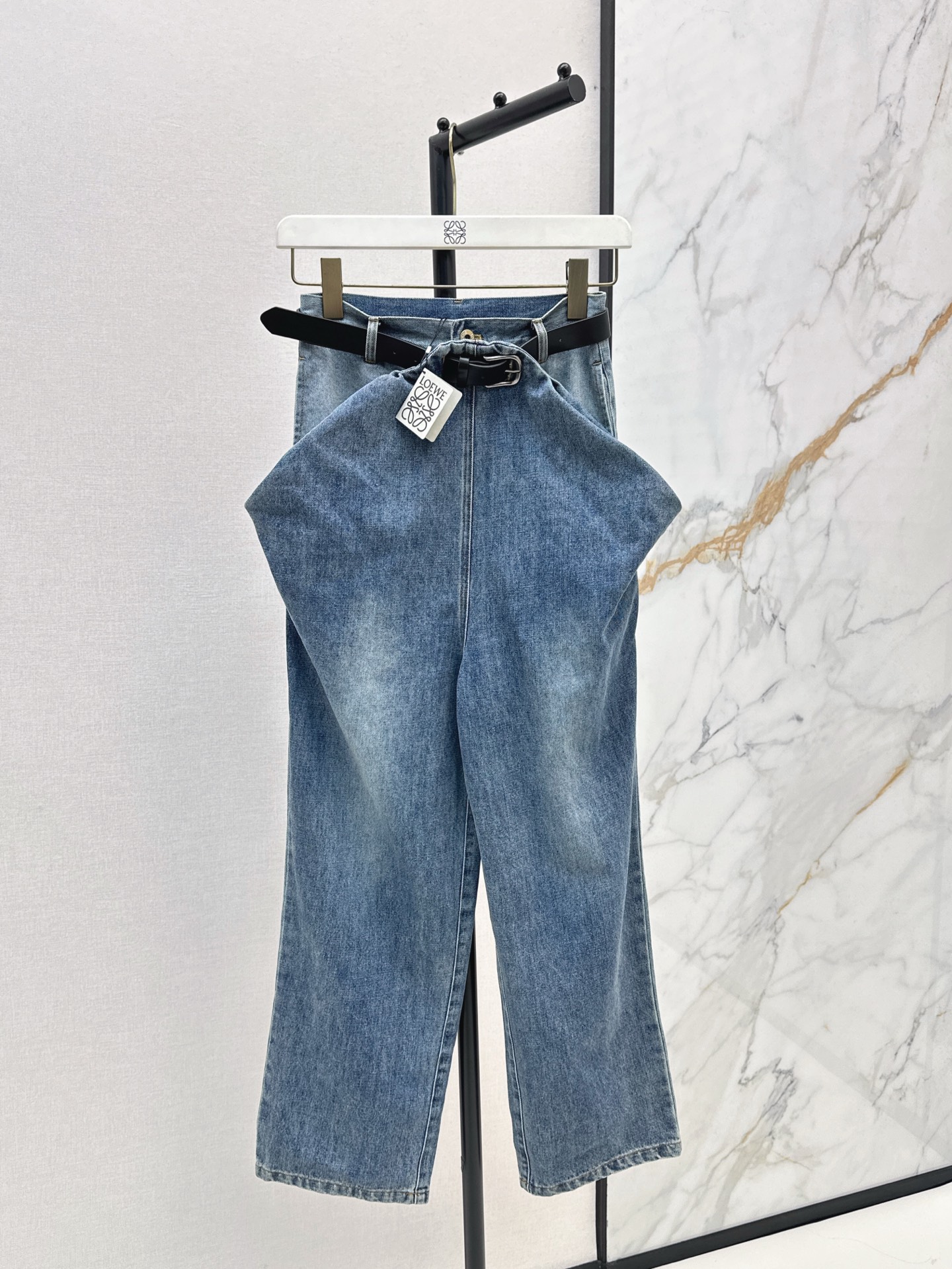 NO:320326,Fashionable items Loe 25Ss————The latest spring and summer delivery belt design, jeans, fashionable girls straight denim pile design, retro street aesthetic styling artifact ~ open film custom metal buckle cowhide belt retro washing cowboy craftsmanship and fashionable imported denim fabric, super texture, one color is available in stock, sm, loewe, jeans, cowhide, alexander wang19860909时髦感单品 Loe 25Ss————春夏最新款配送腰带设计感牛仔裤时髦女孩直筒牛仔堆堆设计 复古街头美感造型神器～开膜定制金属扣牛皮腰带 复古洗水牛仔工艺帅气又时髦 进口牛仔面料 质感超赞 一色现货发售sm,,loewe,jeans,cowhide,alexander wang,Women's clothing