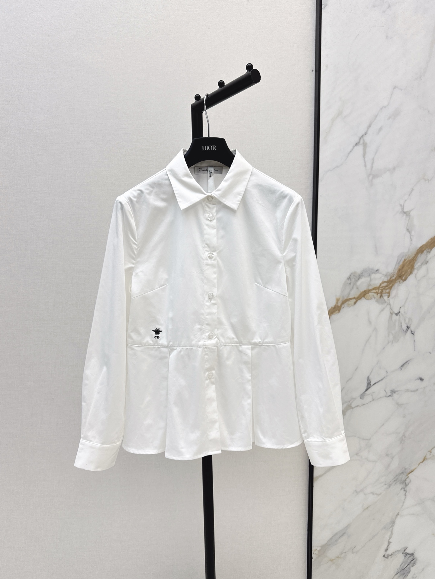 NO:320324,CD 25Ss——————The latest intellectual girl-style white shirt in early spring is awesome with cotton material ~ waist-retracting and pleated small A design, sweet and cool, age-reducing outfit, classic bee embroidery exquisite plus points, not picky for people, the upper body looks huge and slim, one-color spot on sale, sml, shirts, alexander wang19860909CD 25Ss————早春最新款知性少女风白色衬衫全棉材质感超赞 ～收腰压褶小A设计 甜酷兼备减龄穿搭 经典小蜜蜂刺绣精致加分 不挑人版型上身巨显瘦 一色现货发售sml,,shirts,alexander wang,Women's clothing