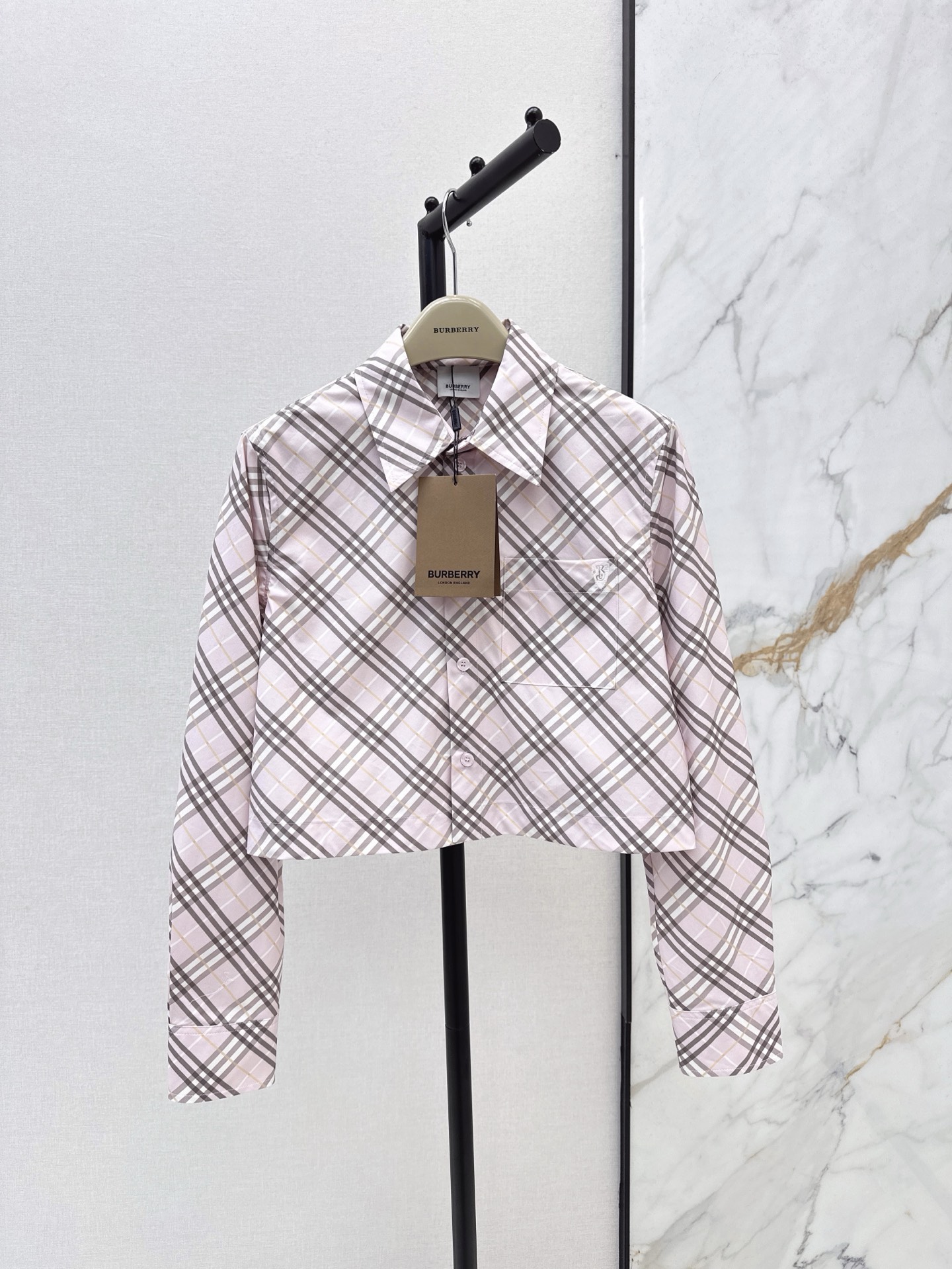 NO:320337,Retro temperament Bur 25Ss————The latest spring and summer retro girl temperament small short shirts, I love this age-reducing plaid, pure cotton printed fabric, small short cut style, obvious slimming effect on the upper body, pocket logo embroidery is very eye-catching, stylish, one-color spot-on sml, burberry, shirts, alexander wang19860909复古气质 Bur 25Ss————春夏最新款减龄复古女孩气质小短款衬衫超级爱这个减龄格子 纯棉印花面料 小短款剪裁的版型 上身显瘦效果明显 口袋logo刺绣非常吸睛 有格调感 一色现货发售sml,,burberry,shirts,alexander wang,Women's clothing