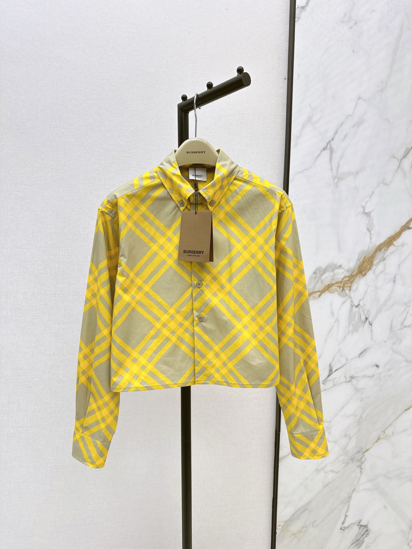 NO:320345,Retro temperament Bur 25Ss————The latest spring and summer retro girl temperament small short shirts, I love this age-reducing plaid, the small short cut style, the upper body looks slimming effect, and the style is very stylish. Two colors are on sale in stock. 9,,burberry,shirts,alexander wang19860909复古气质 Bur 25Ss————春夏最新款减龄复古女孩气质小短款衬衫超级爱这个减龄格子 小短款剪裁的版型 上身显瘦效果明显 有格调感 两色现货发售sml 9,,burberry,shirts,alexander wang,Women's clothing