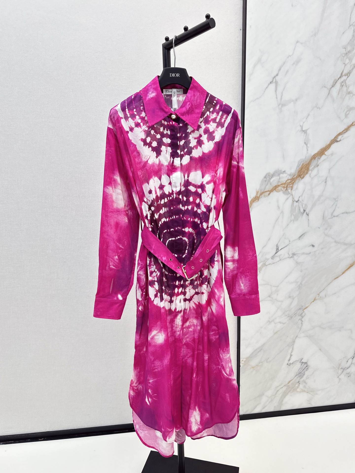 NO:320712,CD 25Ss—————The latest spring and summer tie-dye belt shirt dress custom twill cotton material, comfortable and breathable, smooth and shiny shirt dress tailoring, the whole body is made of two-color tie-dyeing technique, outlines the ring thread as the highlight, rose-red gradient stripes, bright and eye-catching, the straight shoulder tip collar is neat and simpler, the waist comes with a wide-edged belt, outlines the waist curve, the high-end feeling is full, the outfit covers the flesh and makes the overall effect look elegant and generous, the holiday must be available for daily life, one color is available in stock, sm, skirts, shirts, alexander wang19860909CD 25Ss————春夏最新款扎染腰带衬衫连衣裙定制斜纹全棉材质 舒适透气 垂顺光泽 衬衫连衣裙剪裁 通体以大面积两色扎染手法 勾勒环形螺纹为亮点 玫红色系渐变条纹 亮眼吸睛 正肩尖领利落剪裁更显简约大气 腰部自带宽边腰带 勾勒腰身曲线 高级感拉满 穿搭遮肉显瘦 整体效果优雅大方 度假必备日常都可以 一色现货发售sm,,skirts,shirts,alexander wang,Women's clothing