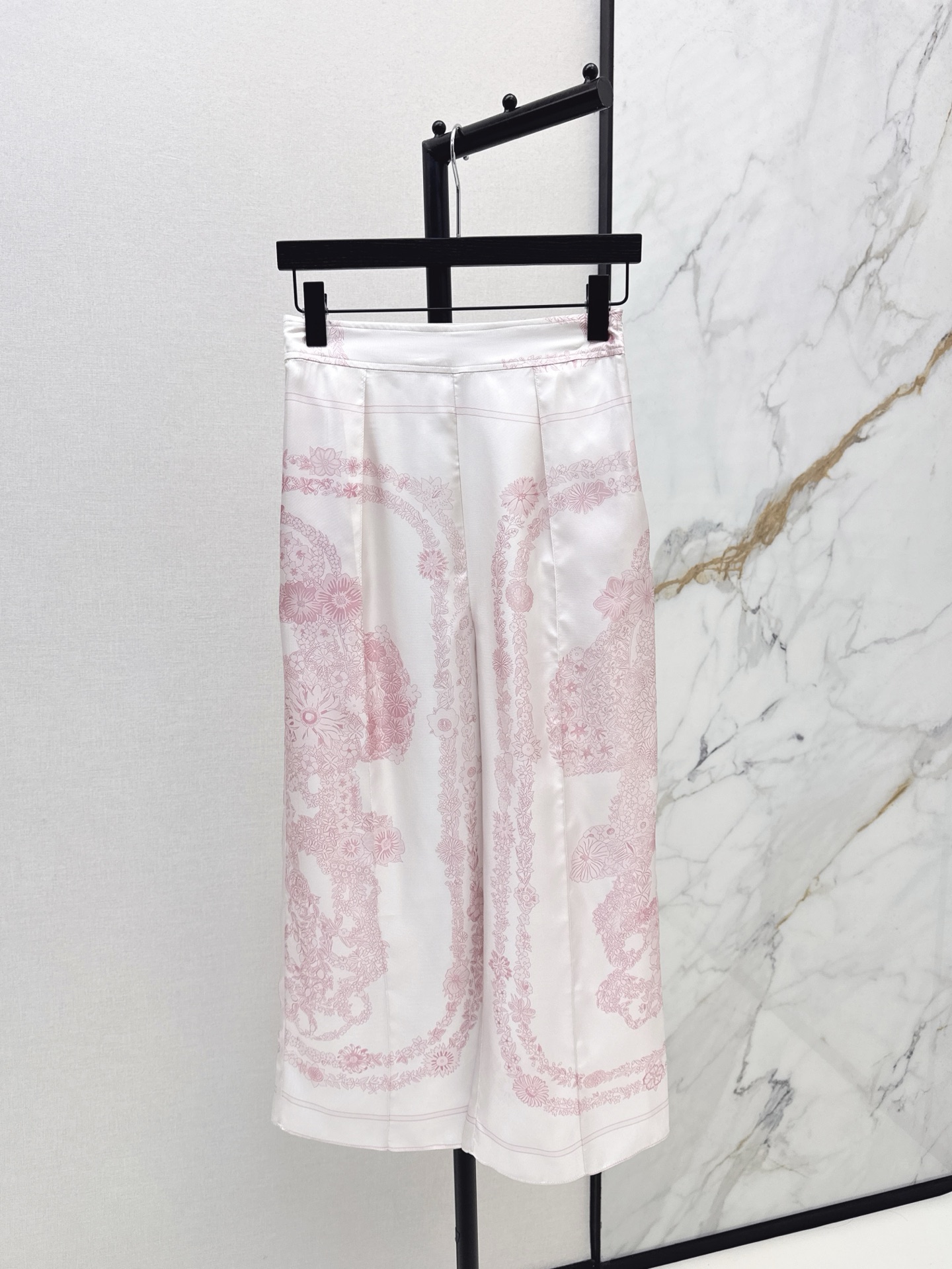 NO:320716,Her 25Ss————The latest spring and summer printed silk wide-leg straight-leg pants 100% silk twill texture is excellent, temperament toothpick line pressed straight-leg pants are casual and generous, beautiful color matching full positioning print is super high-end, the style is not picky for people, the upper body is super slim, two colors are available in stock smlxl, real silk, alexander wang19860909Her 25Ss————春夏最新款印花真丝阔腿直筒裤百分百真丝斜纹绸质感超赞 气质牙签线压褶直筒裤型随性大方 绝美配色全定位印花超高级 版型不挑人上身超显瘦 两色现货发售smlxl,,real silk,alexander wang,Women's clothing