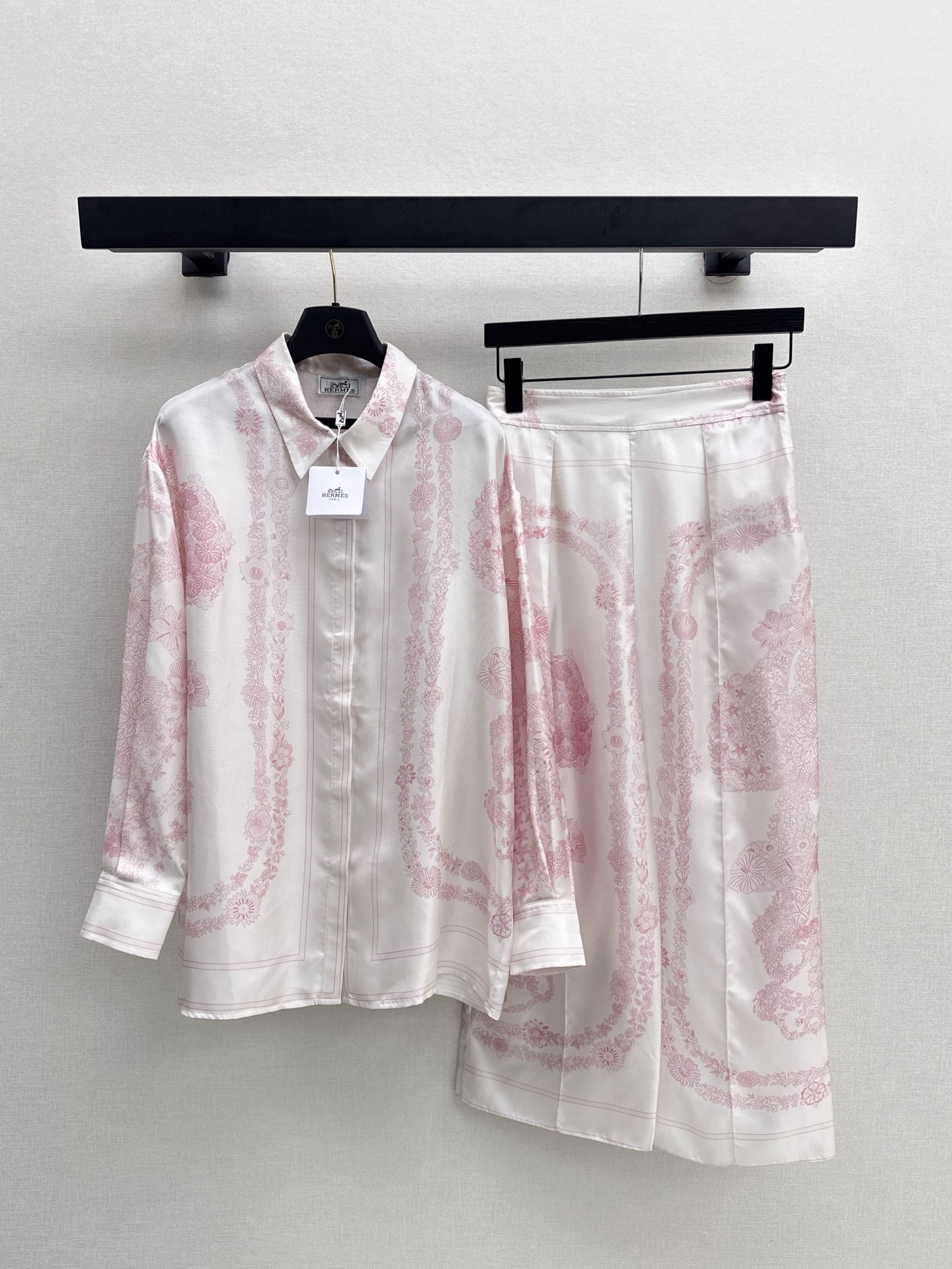 NO:320719,Her 25Ss————The latest printed silk shirt in spring and summer 100% silk twill texture is excellent, the temperament small lapel loose and casual and generous, the beautiful color matching is fully positioned and printed super high-end, the style is not picky for people, the upper body is super slim, two colors are available in stock smlxl,,shirts,real silk,alexander wang19860909Her 25Ss————春夏最新款印花真丝衬衫百分百真丝斜纹绸质感超赞 气质小翻领宽松版型随性大方 绝美配色全定位印花超高级 版型不挑人上身超显瘦 两色现货发售smlxl,,shirts,real silk,alexander wang,Women's clothing