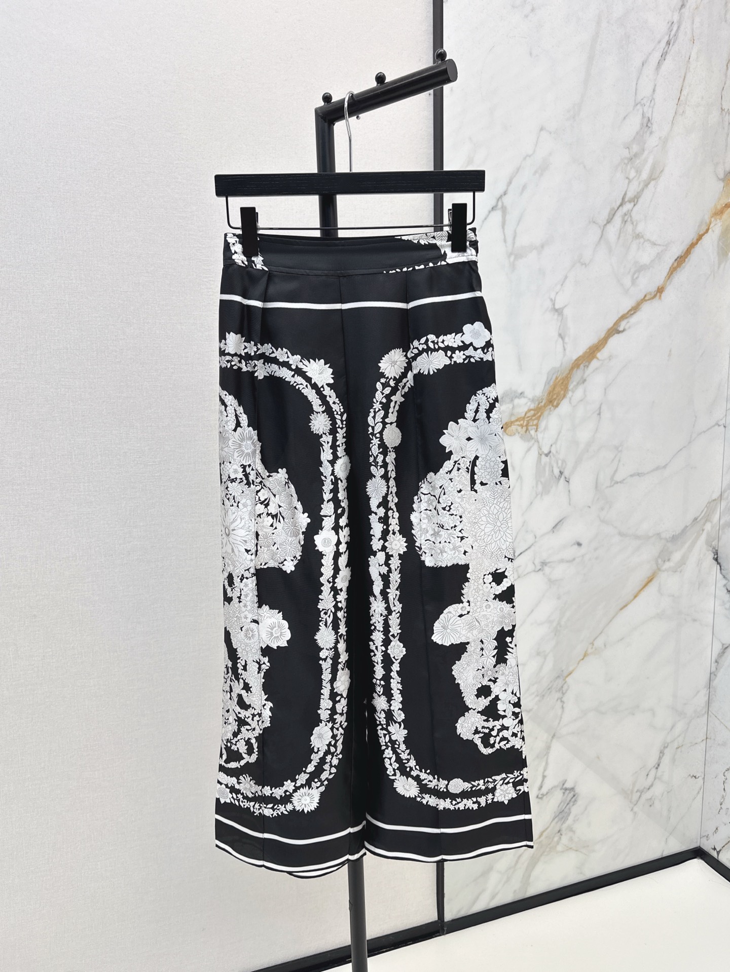 NO:320725,Her 25Ss————The latest spring and summer printed silk wide-leg straight-leg pants 100% silk twill texture is excellent, temperament toothpick line pressed straight-leg pants are casual and generous, beautiful color matching full positioning print is super high-end, the style is not picky for people, the upper body is super slim, two colors are available in stock smlxl, real silk, alexander wang19860909Her 25Ss————春夏最新款印花真丝阔腿直筒裤百分百真丝斜纹绸质感超赞 气质牙签线压褶直筒裤型随性大方 绝美配色全定位印花超高级 版型不挑人上身超显瘦 两色现货发售smlxl,,real silk,alexander wang,Women's clothing