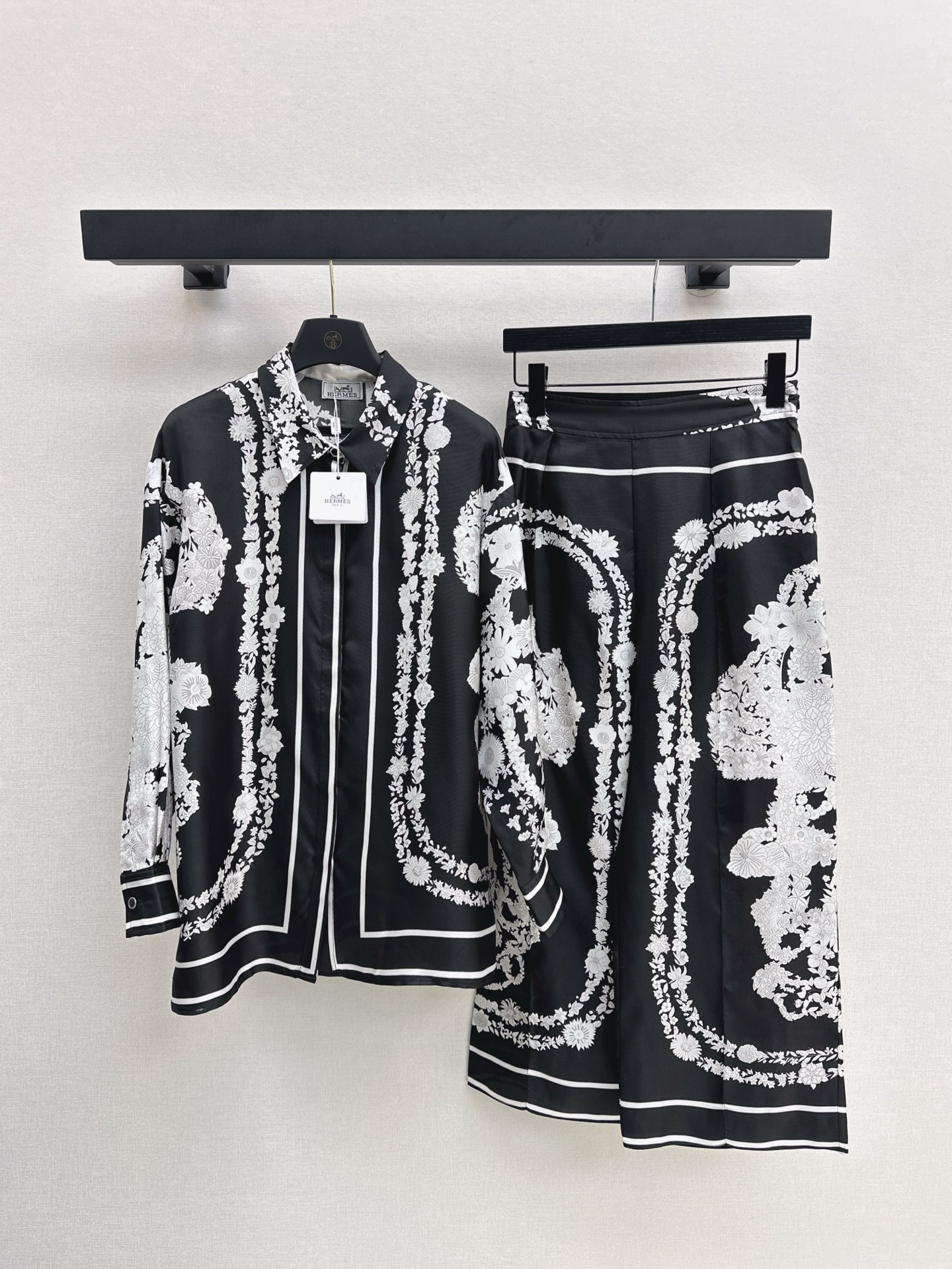 NO:320728,Her 25Ss————The latest printed silk shirt in spring and summer 100% silk twill texture is excellent, the temperament small lapel is loose in style, casual and generous, the beautiful color matching is fully positioned and printed super high-end, the style is not picky for people, the upper body is super slim, two colors are on sale in stock smlxl,,shirts,real silk,alexander wang19860909Her 25Ss————春夏最新款印花真丝衬衫百分百真丝斜纹绸质感超赞 气质小翻领宽松版型随性大方 绝美配色全定位印花超高级 版型不挑人上身超显瘦 两色现货发售smlxl,,shirts,real silk,alexander wang,Women's clothing