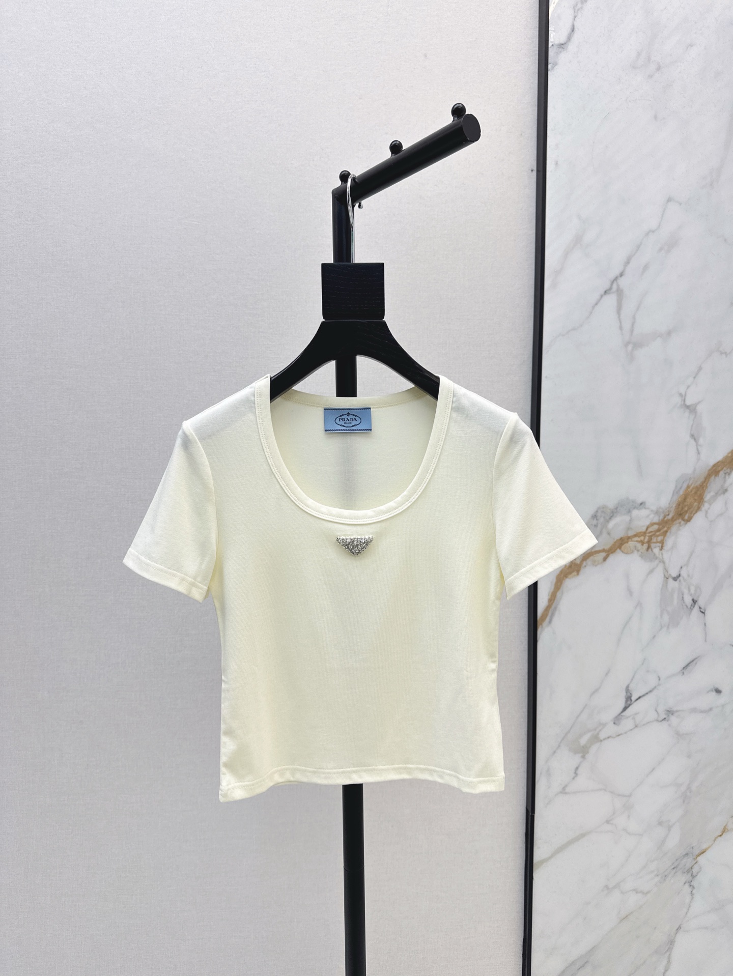 NO:320737,Recommended single models PD 25Ss————The latest spring and summer candy color slim T-shirt fashionable and exquisite items. The front shoulder slim short style cut creates a minimalist Italian high-end feeling. Imported combed pure cotton fabric. Excellent texture. The classic style is not picky. Four colors are available for sale in stock. SML, tees, t-shirt, alexander wang19860909爆单款推荐 PD 25Ss————春夏最新款糖果色系修身T恤时髦精单品 正肩修身小短款版型剪裁打造意式极简的高级感 进口精梳纯棉面料 质感超赞 经典版型不挑人 四色现货发售sml,,tees，t-shirt,alexander wang,Women's clothing