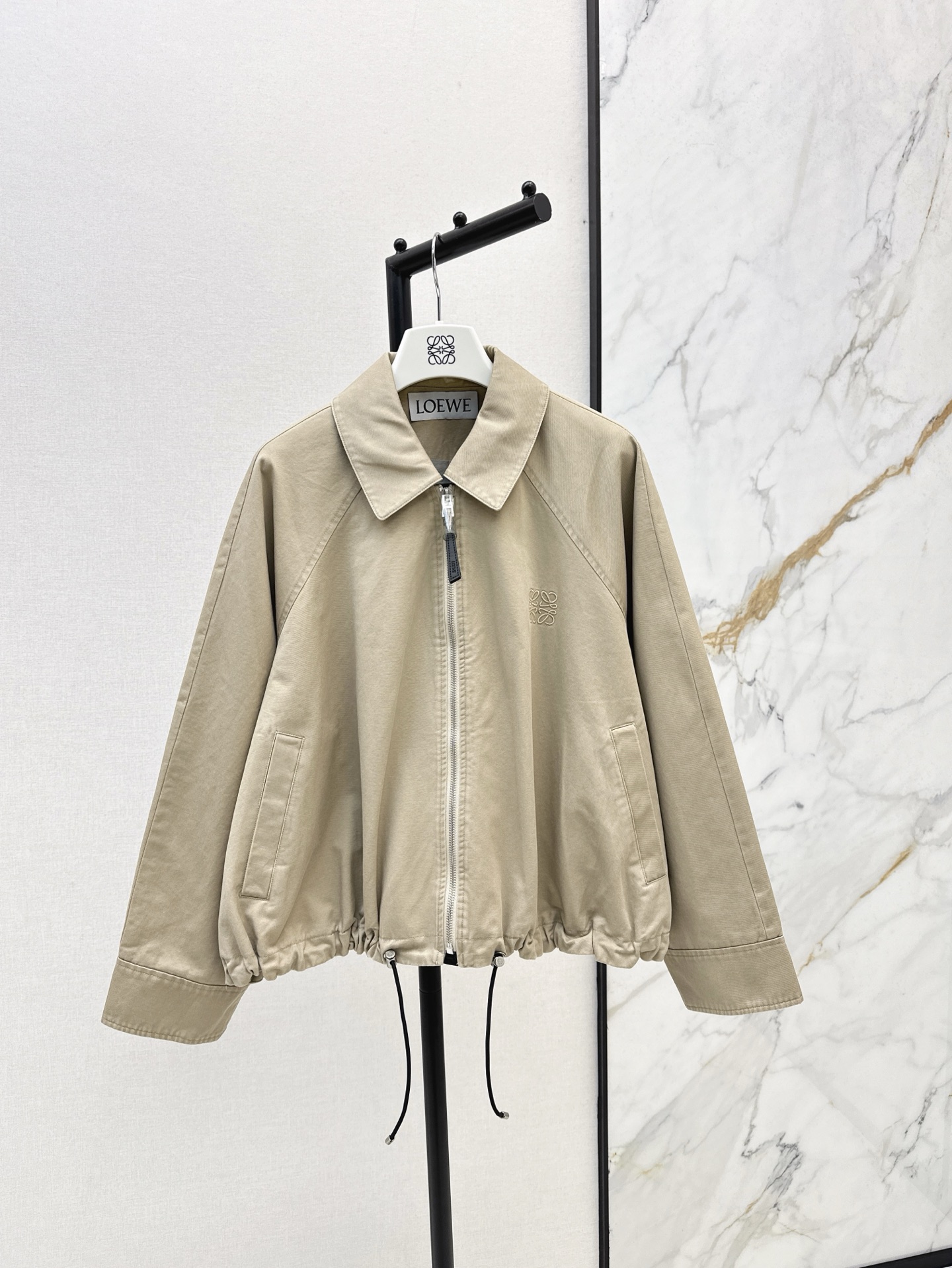 NO:320708,Loe 25Ss————The latest lapel jacket jacket in spring and summer. Customized fabric texture with high-end texture. Glossy and crisp Lapel jacket jacket style. Neat cut and easy outline right-angle shoulder lines. Drawstring zipper adjustment and easy to put on and off. Three-dimensional logo embroidery decoration on the chest. Combined with cheque lining   custom leather card inner bag. Full details. Two colors are available for sale in stock. 9,,loewe, jackets & coats, jackets & coats, alexander wang19860909Loe 25Ss————春夏最新款翻领夹克外套 定制面料质感高级 光泽挺括 翻领夹克外套版型 利落裁剪轻松勾勒直角肩线条 抽绳拉链调节穿脱方便 胸前立体徽标刺绣装饰 配合格纹内衬 定制皮牌内袋 细节处理满分 两色现货发售sml 9,,loewe,jackets & coats,jackets & coats,alexander wang,Women's clothing