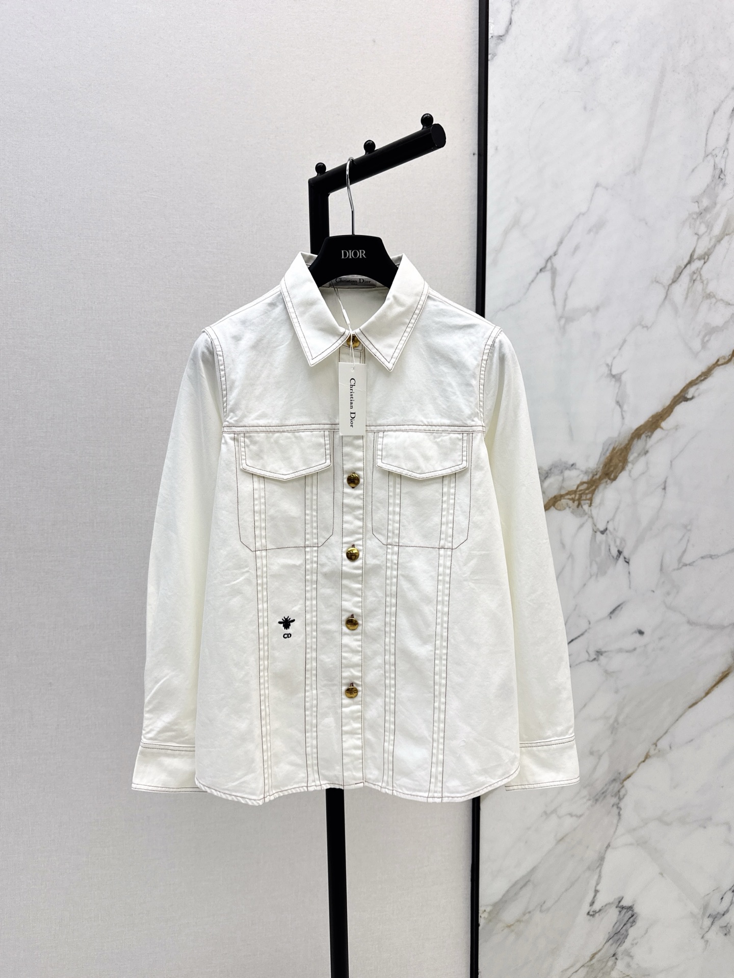 NO:320698,Retro and fashionable CD 25Ss————The latest spring and summer bee embroidered denim shirts. Casual retro and casual and casual style. The silhouette is just right. It is very inclusive to the figure. It covers flesh and makes you look slimming. It is good as a cardigan and sunscreen shirt. It is full of practical wear and fashionable. Two colors are available for sale in stock. 8,,shirts,alexander wang19860909复古时髦 CD 25Ss————春夏最新款小蜜蜂刺绣装饰牛仔衬衫 休闲复古有随性感 版型廓形恰到好处 对身材包容性很好 遮肉显瘦 当开衫当防晒衬衫都不错 实穿与时髦度拉满 两色现货发售sml 8,,shirts,alexander wang,Women's clothing