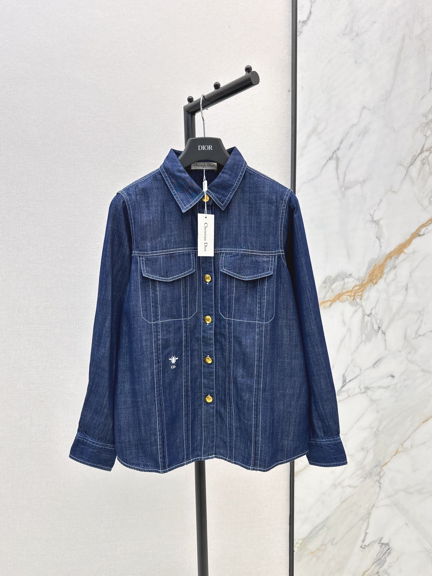 NO:320700,Retro and fashionable CD 25Ss————The latest spring and summer bee embroidered denim shirts. Casual retro and casual and casual style. The silhouette is just right. It is very inclusive to the figure. It covers flesh and makes you look slimming. It is good as a cardigan and sunscreen shirt. It is full of practical wear and fashionable. Two colors are available for sale in stock. Shirts, alexander wang19860909复古时髦 CD 25Ss————春夏最新款小蜜蜂刺绣装饰牛仔衬衫 休闲复古有随性感 版型廓形恰到好处 对身材包容性很好 遮肉显瘦 当开衫当防晒衬衫都不错 实穿与时髦度拉满 两色现货发售sml,,shirts,alexander wang,Women's clothing