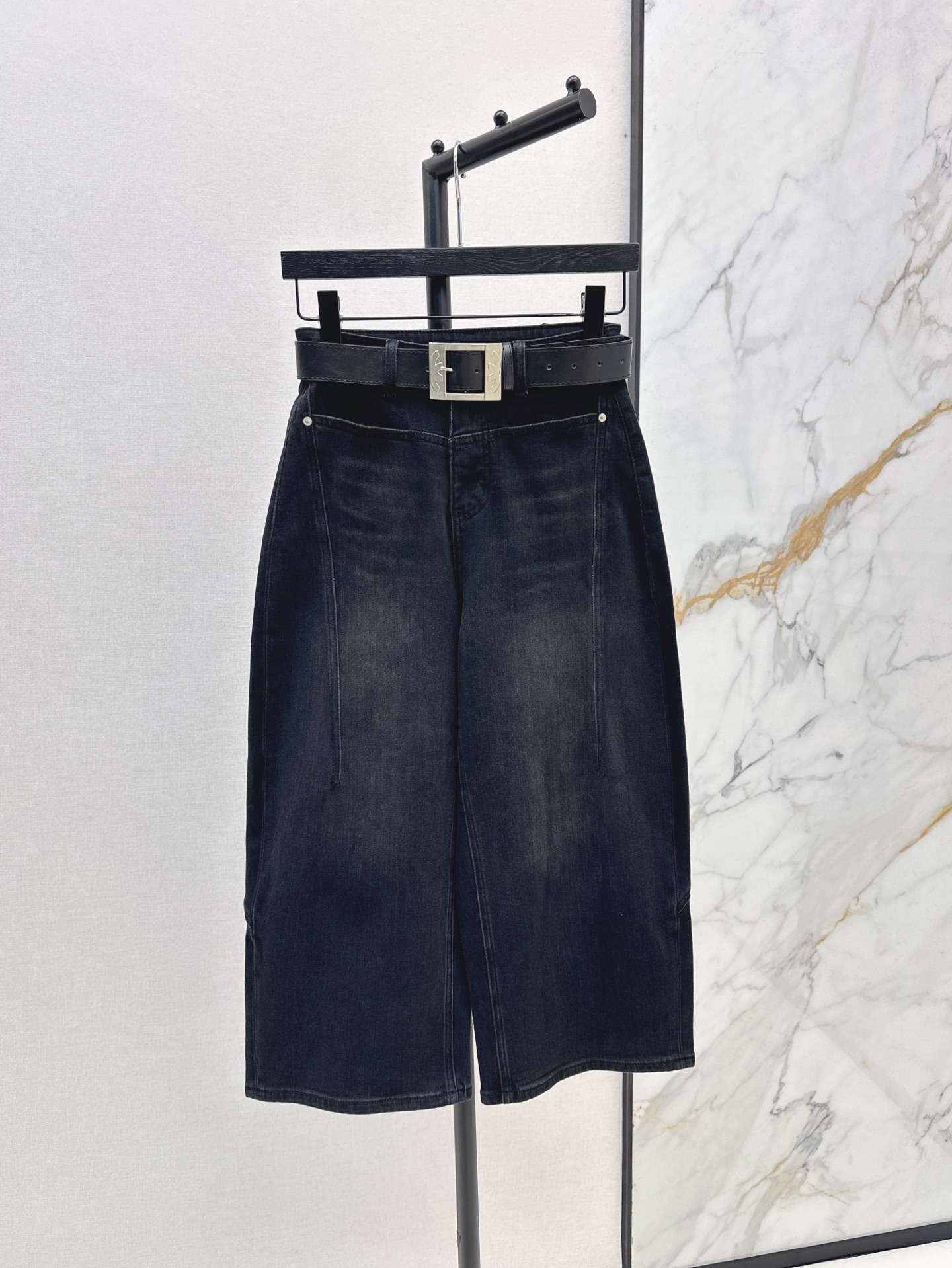 NO:320711,Fashionable niche design 25Ss————The latest scimitar cut jeans in spring and summer. The most fashionable pants shape nowadays. The boon for thick-legged star people is it. The length that covers the upper visually extends the length of the legs, making the legs longer. The scimitar pants cuts are very stylish. Even the simplest combination can become fashionable. Three-color smlxl 9,,jeans,alexander wang19860909时髦小众设计 25Ss————春夏最新款弯刀剪裁九分牛仔裤 时下最时髦的裤型 粗腿星人的福音就是它了 盖住鞋面的长度在视觉上延伸腿部的长度 更显腿长 弯刀裤型剪裁 穿上很有型 即使是最简单的搭配也能变得时髦 三色smlxl 9,,jeans,alexander wang,Women's clothing